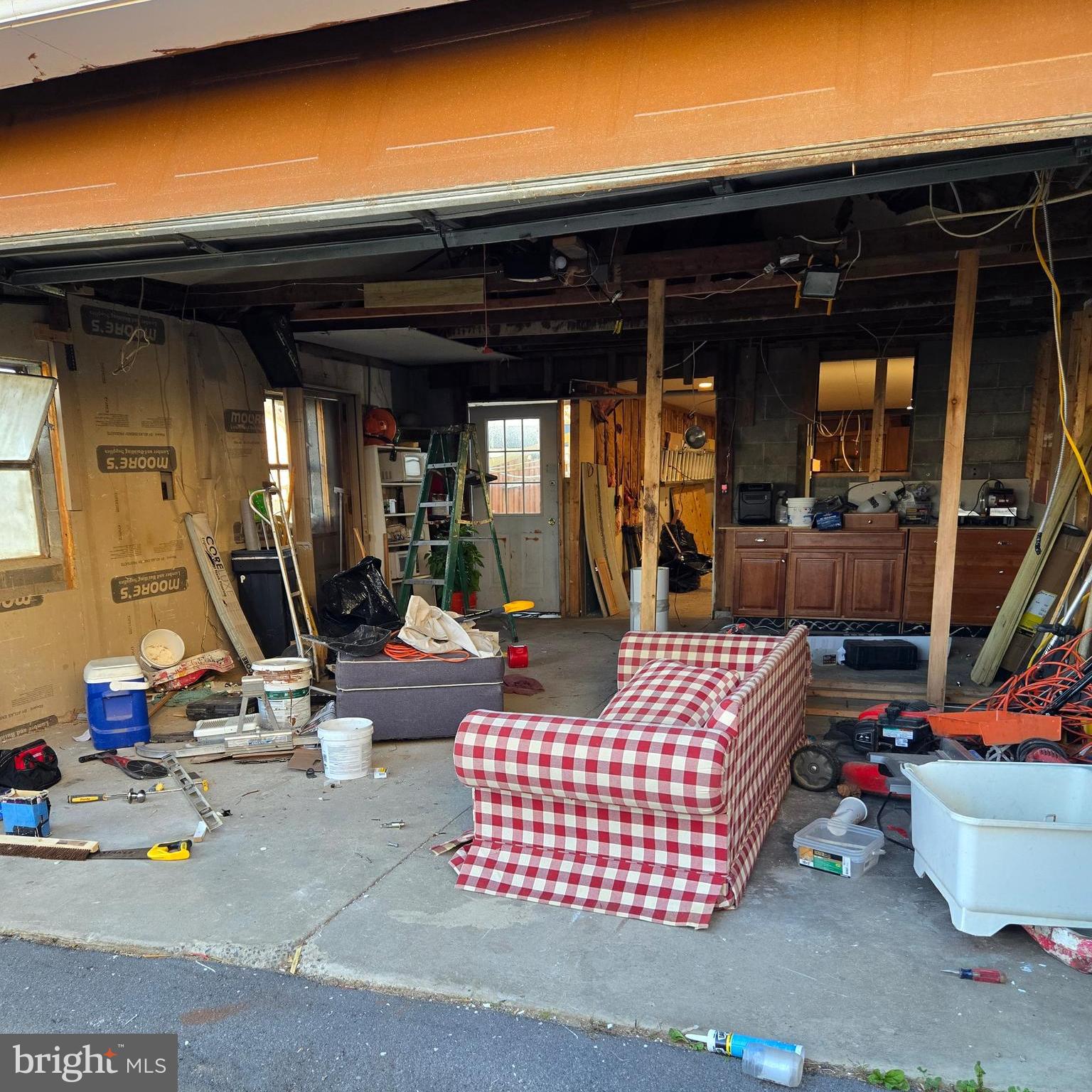 MAUGANSVILLE - Residential