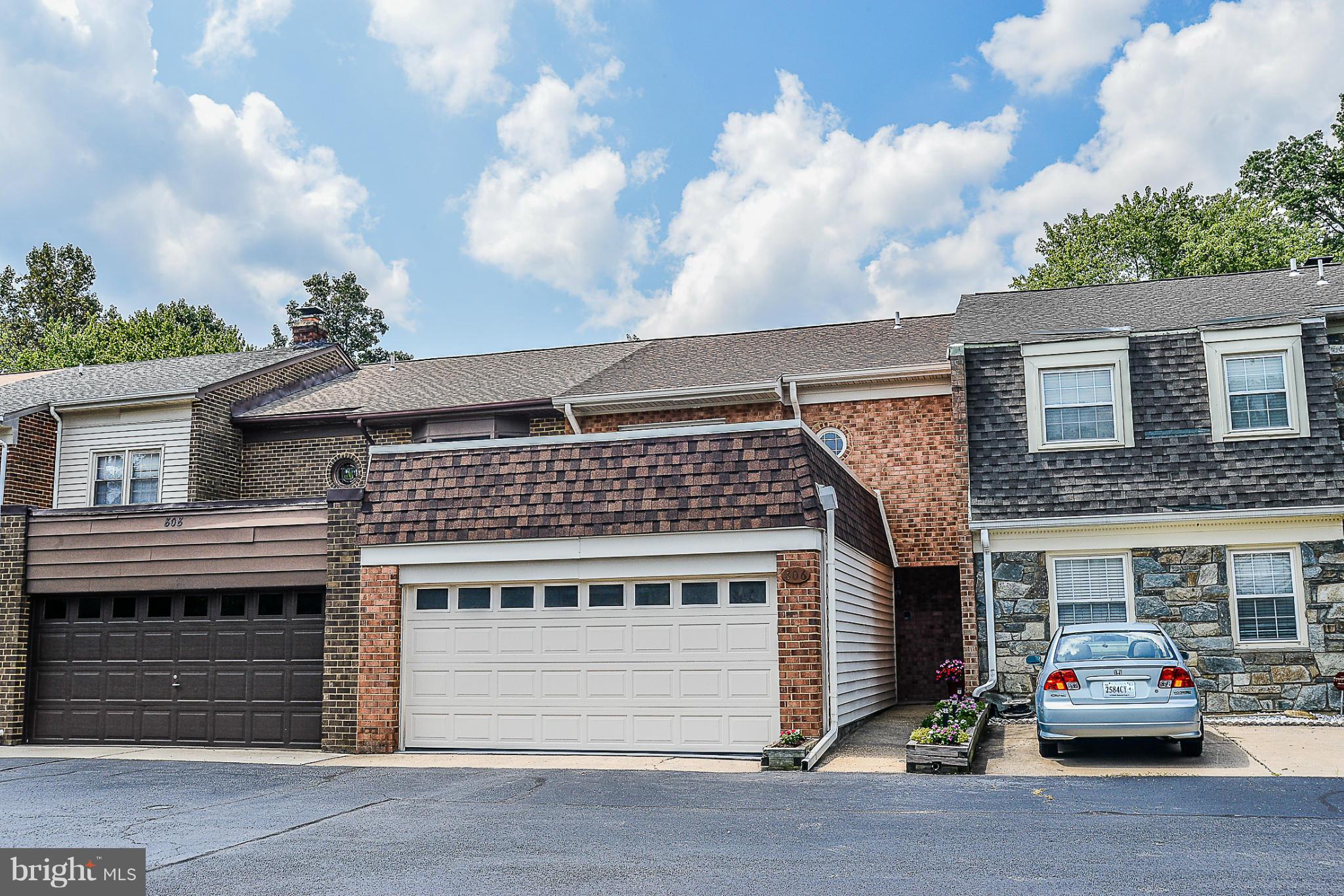 TOWNES OF MOOREFIELD - Residential Lease