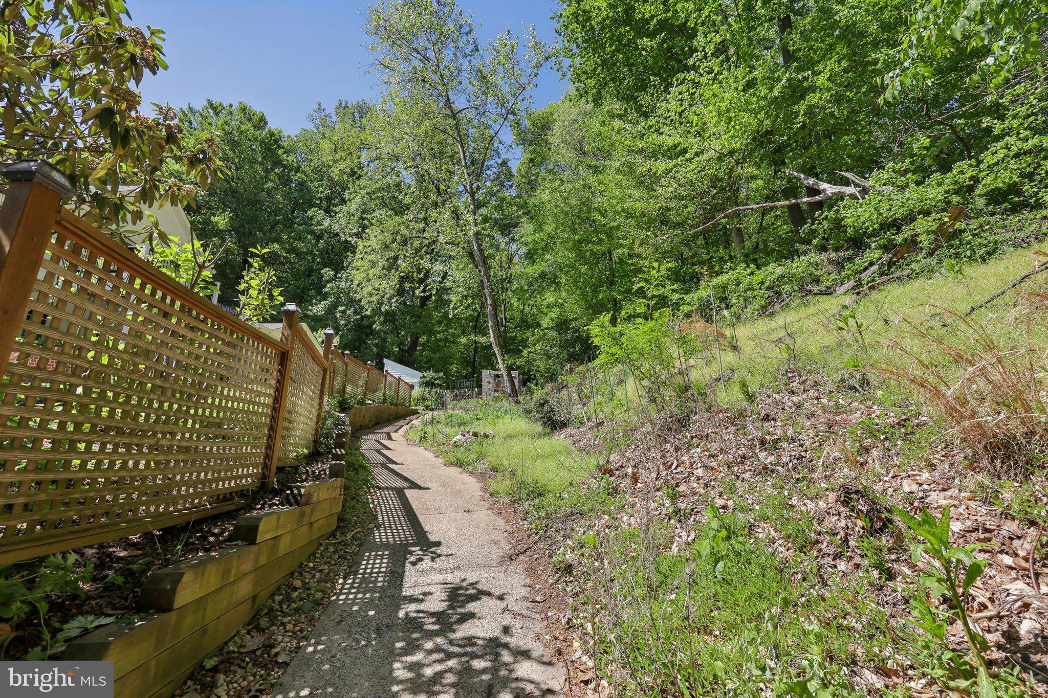 LORCOM GROVE - Residential