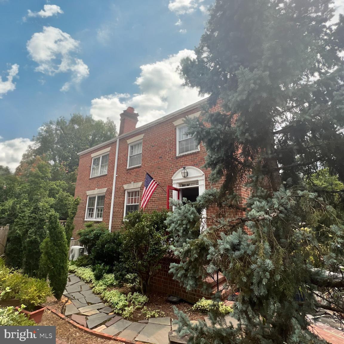 YATES GARDENS - Residential Lease