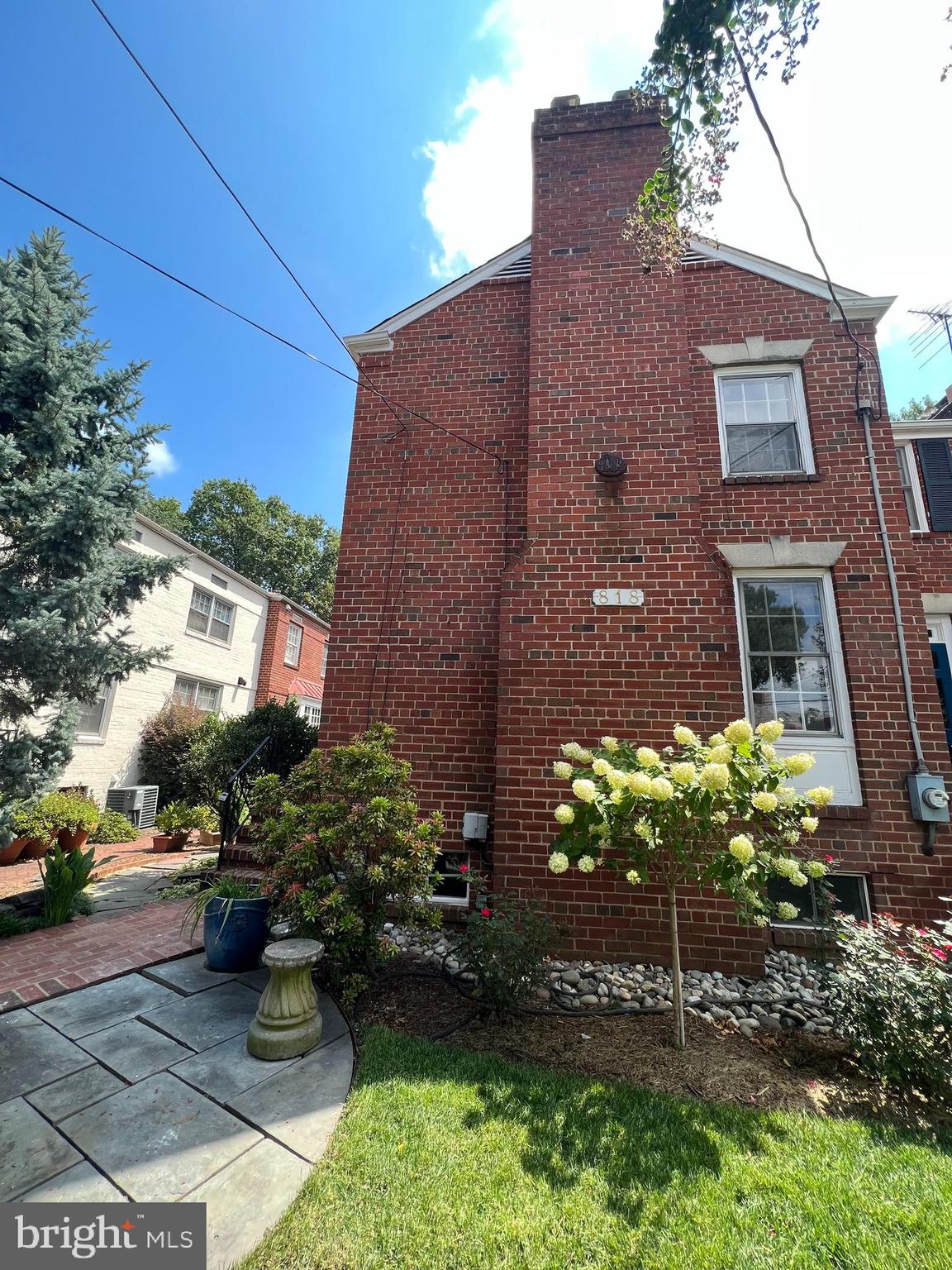 YATES GARDENS - Residential Lease