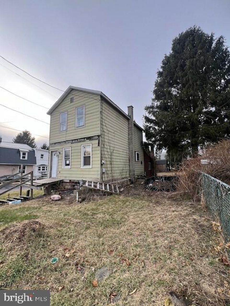 Property 217 N School St, Mount Carmel, PA was built in 1950 and is a single-family home. With a bathroom count of 1 and no half bathrooms, offers 1,352 square feet. The lot size measures approximately 5,040 square feet. Property needs major work.