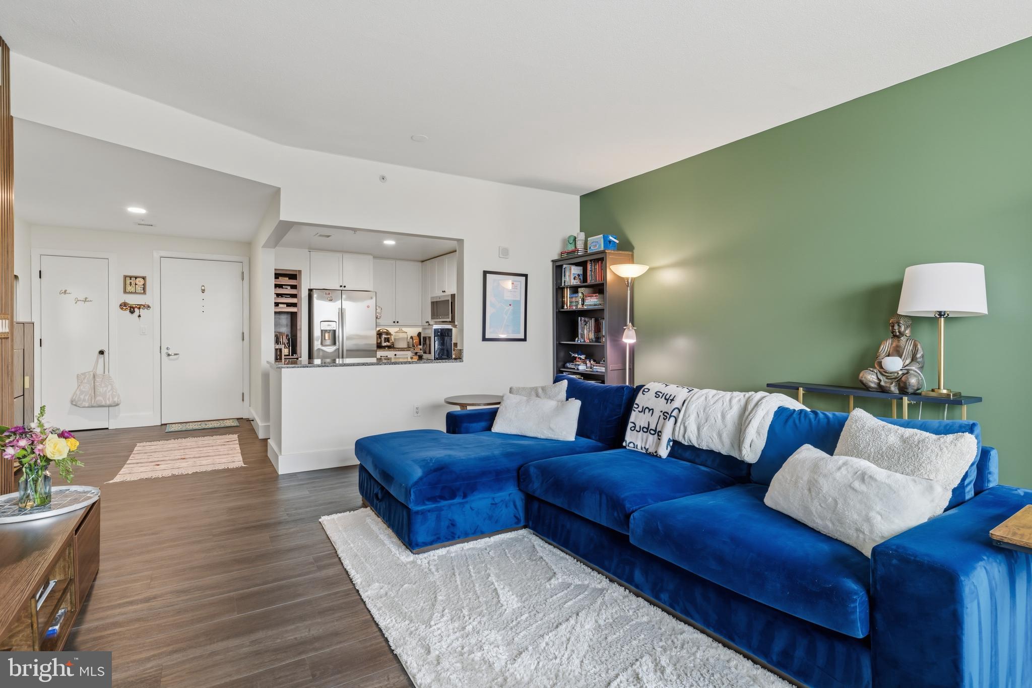 QUEEN VILLAGE - Residential