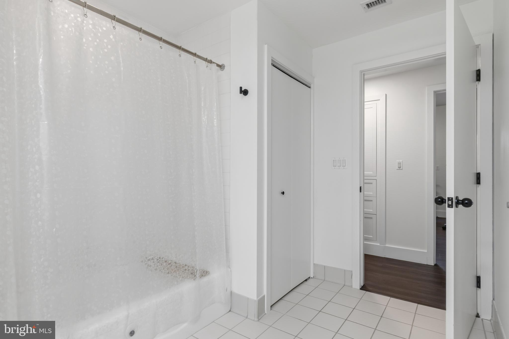 QUEEN VILLAGE - Residential