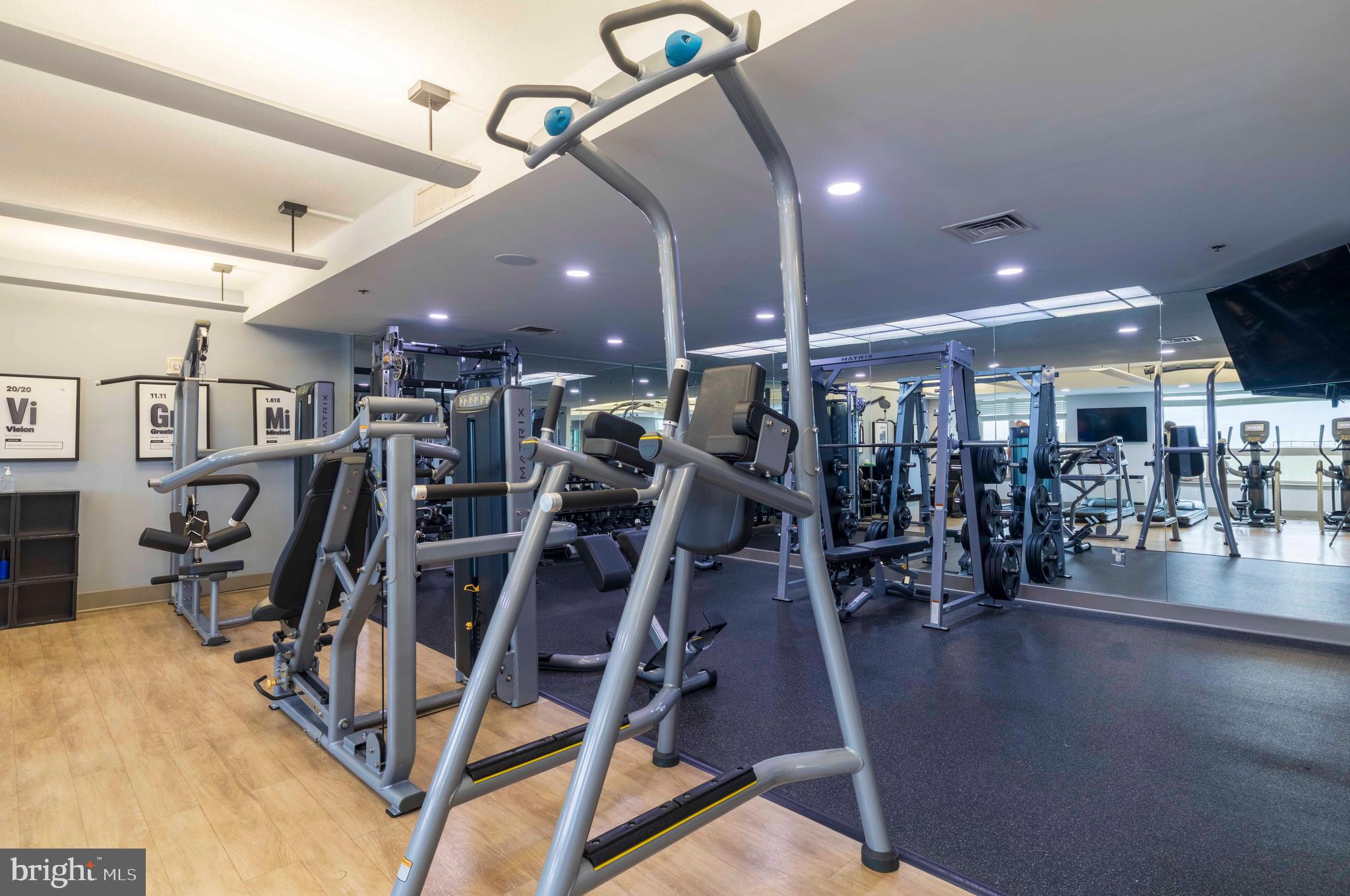 QUEEN VILLAGE - Residential