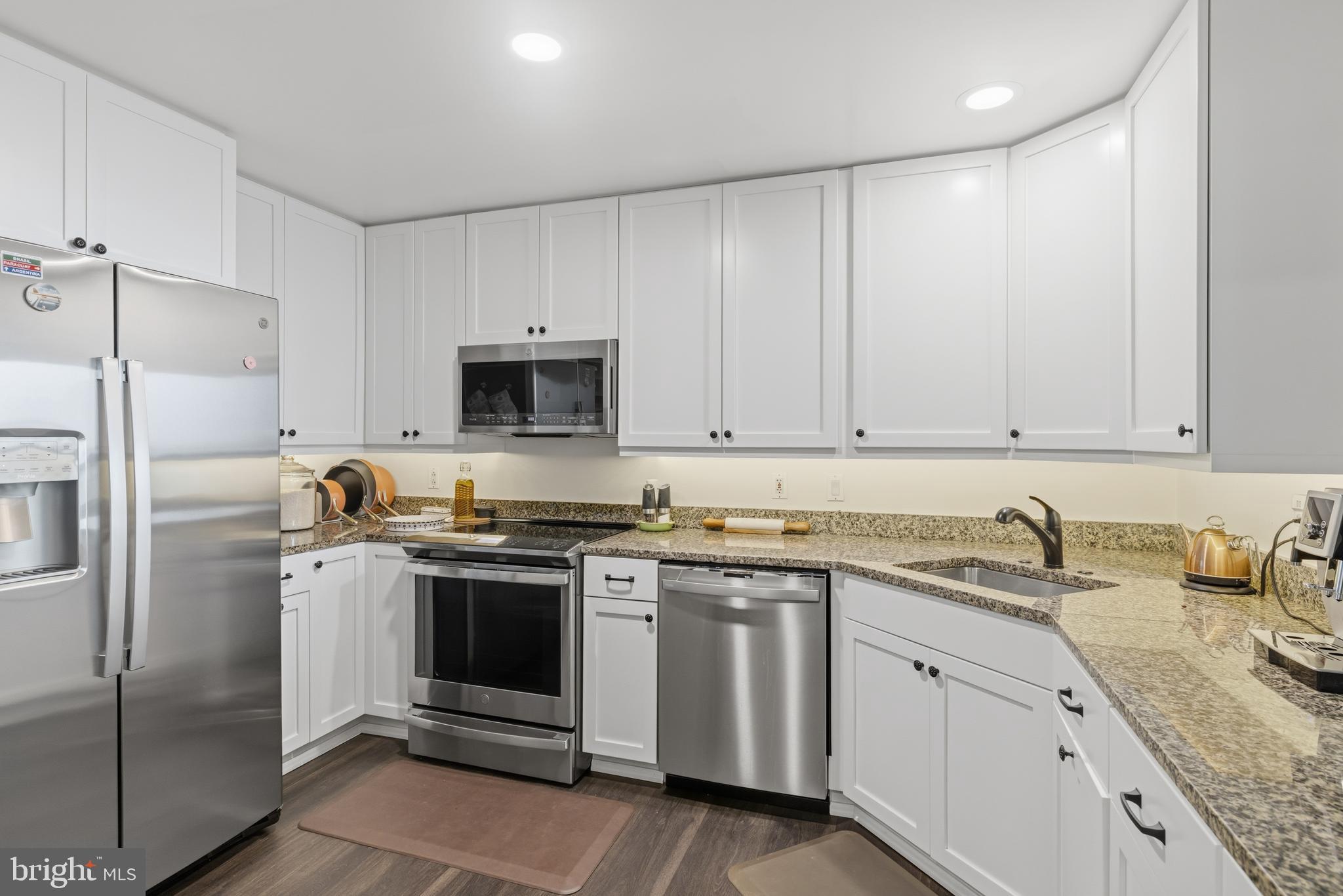 QUEEN VILLAGE - Residential