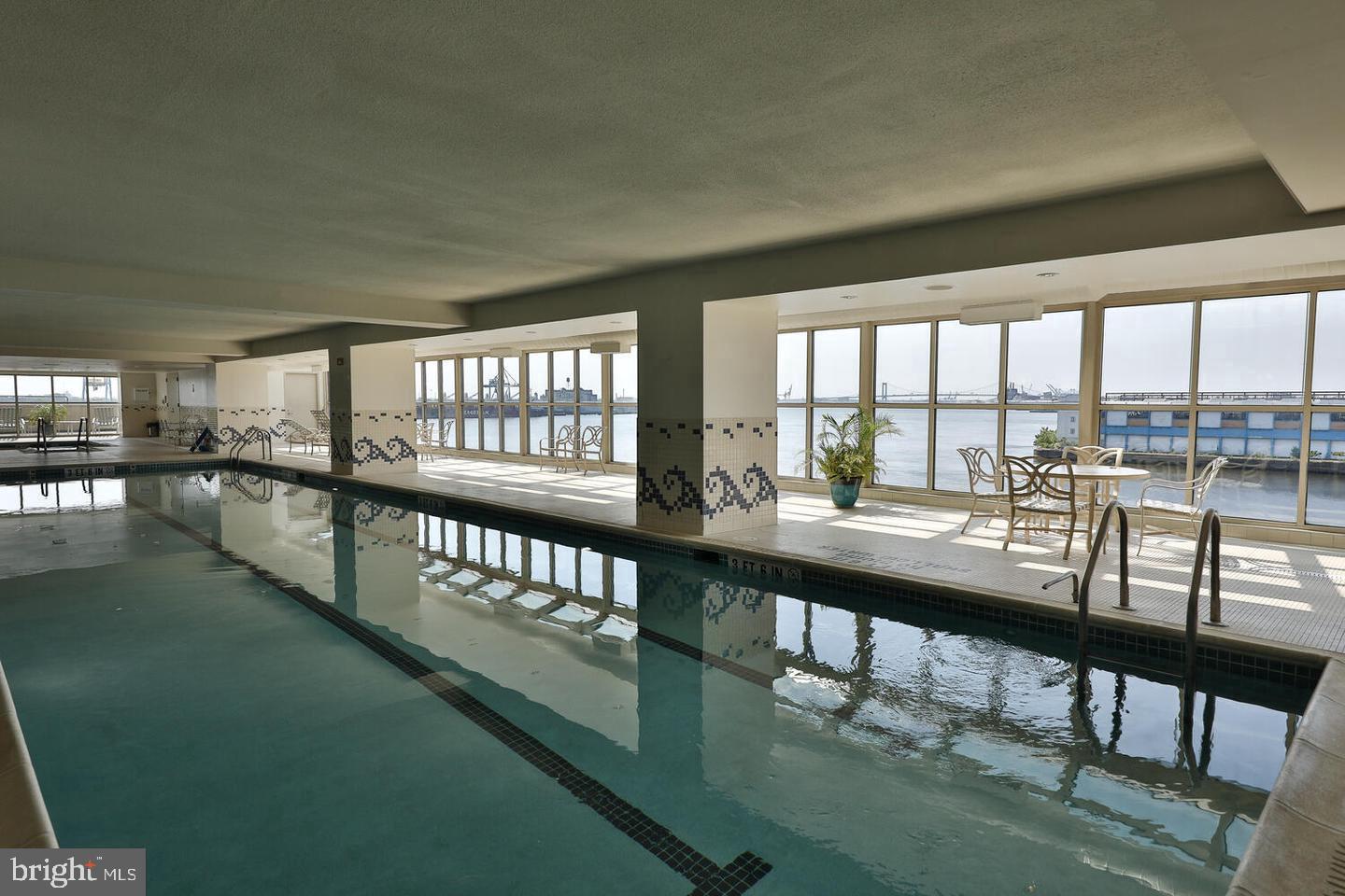 QUEEN VILLAGE - Residential