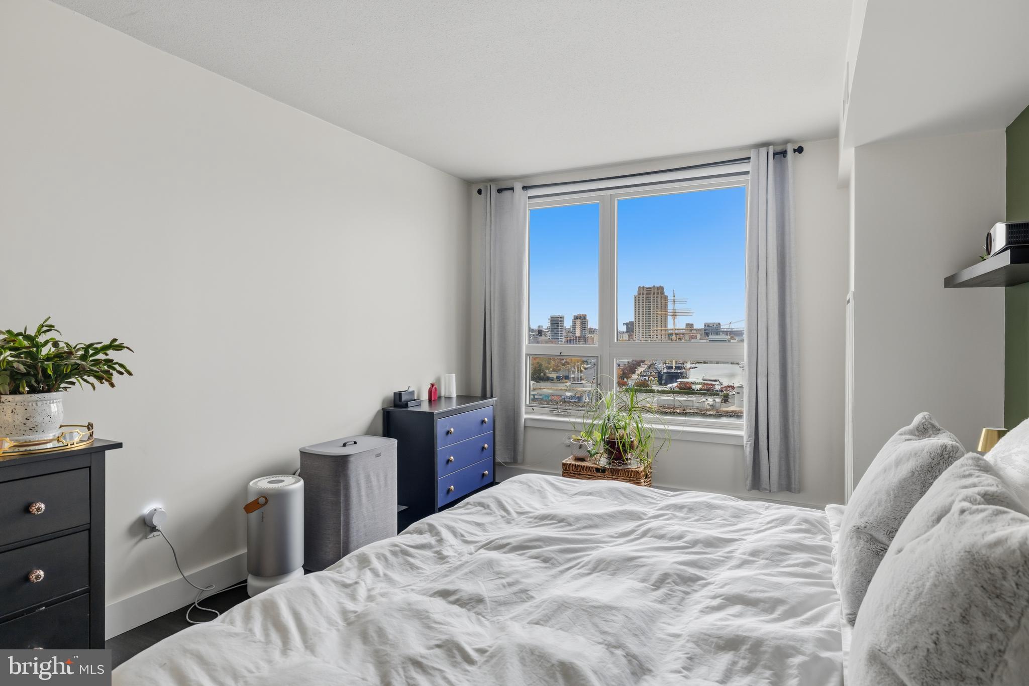 QUEEN VILLAGE - Residential