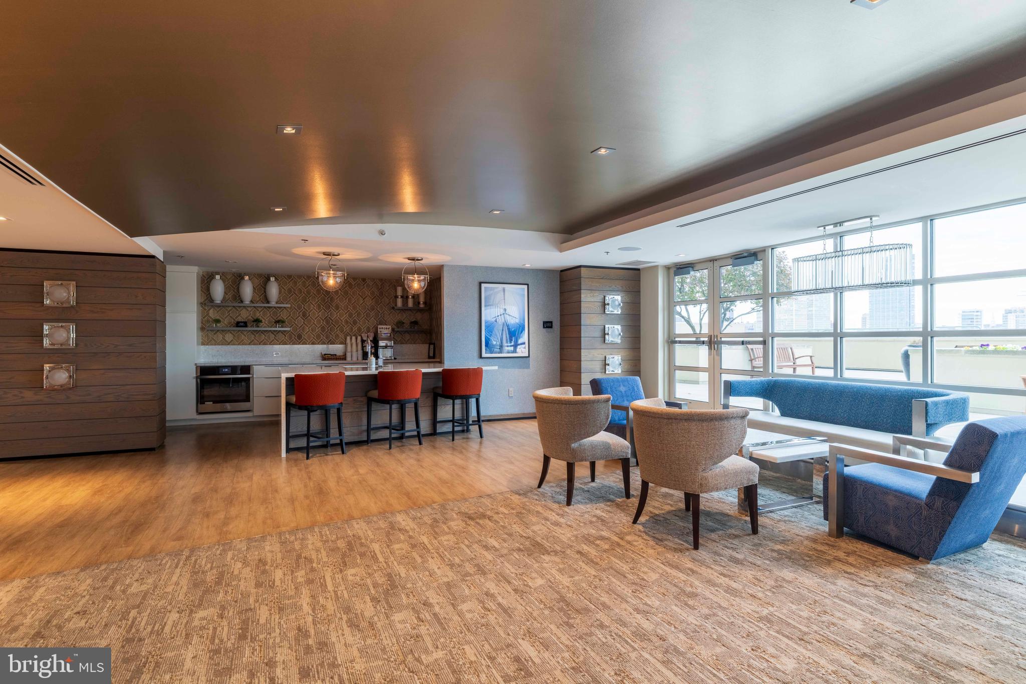 QUEEN VILLAGE - Residential