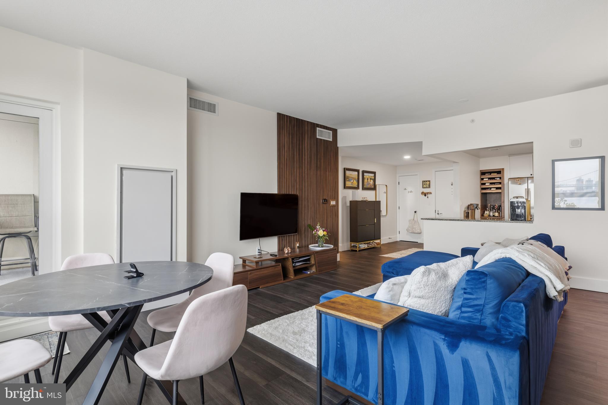 QUEEN VILLAGE - Residential