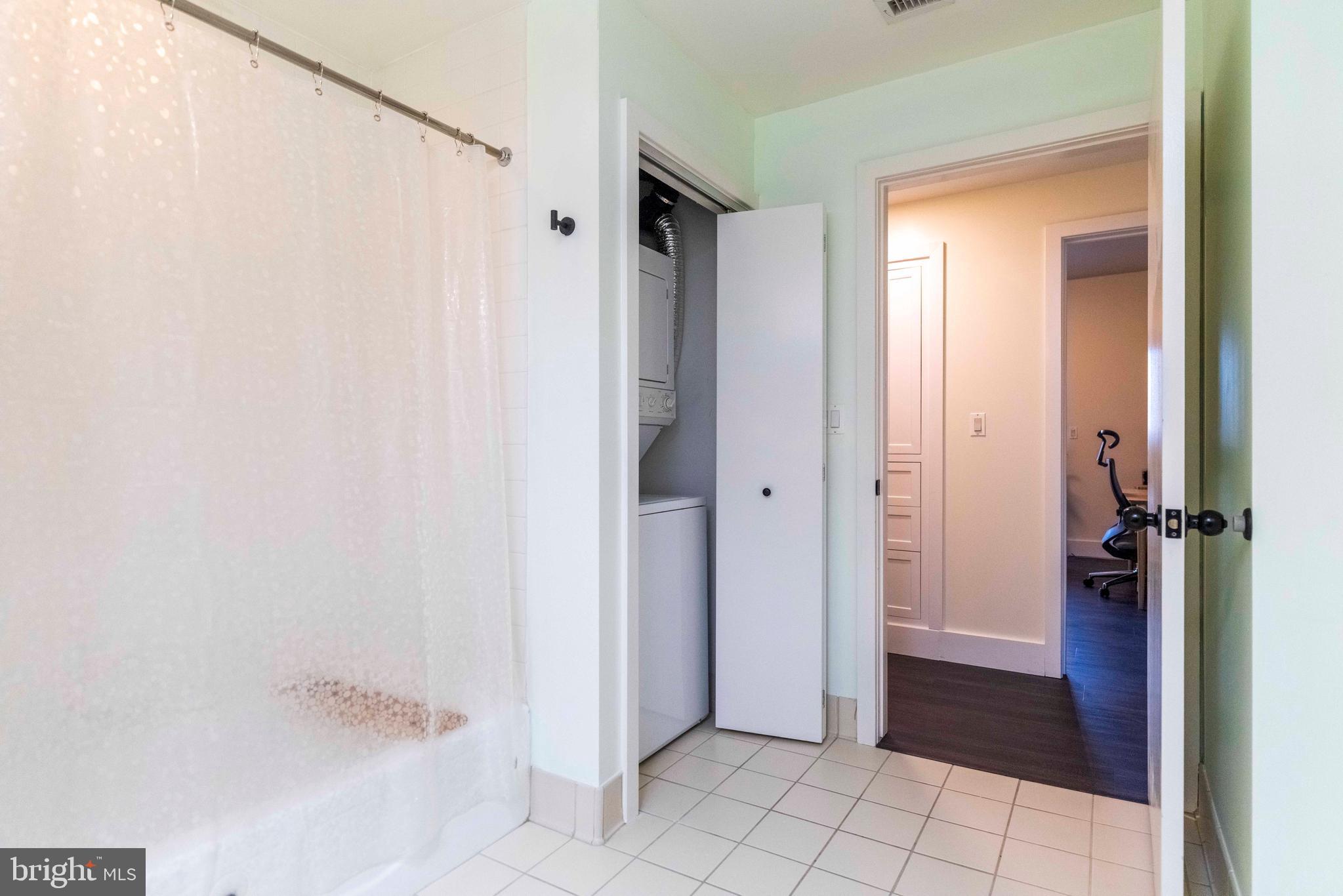 QUEEN VILLAGE - Residential