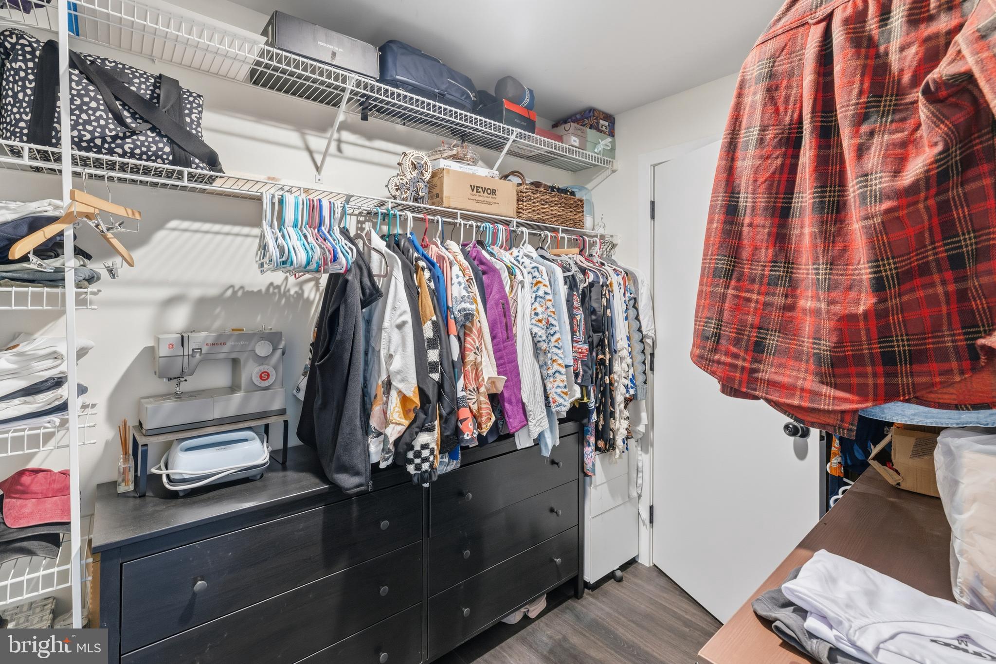 QUEEN VILLAGE - Residential