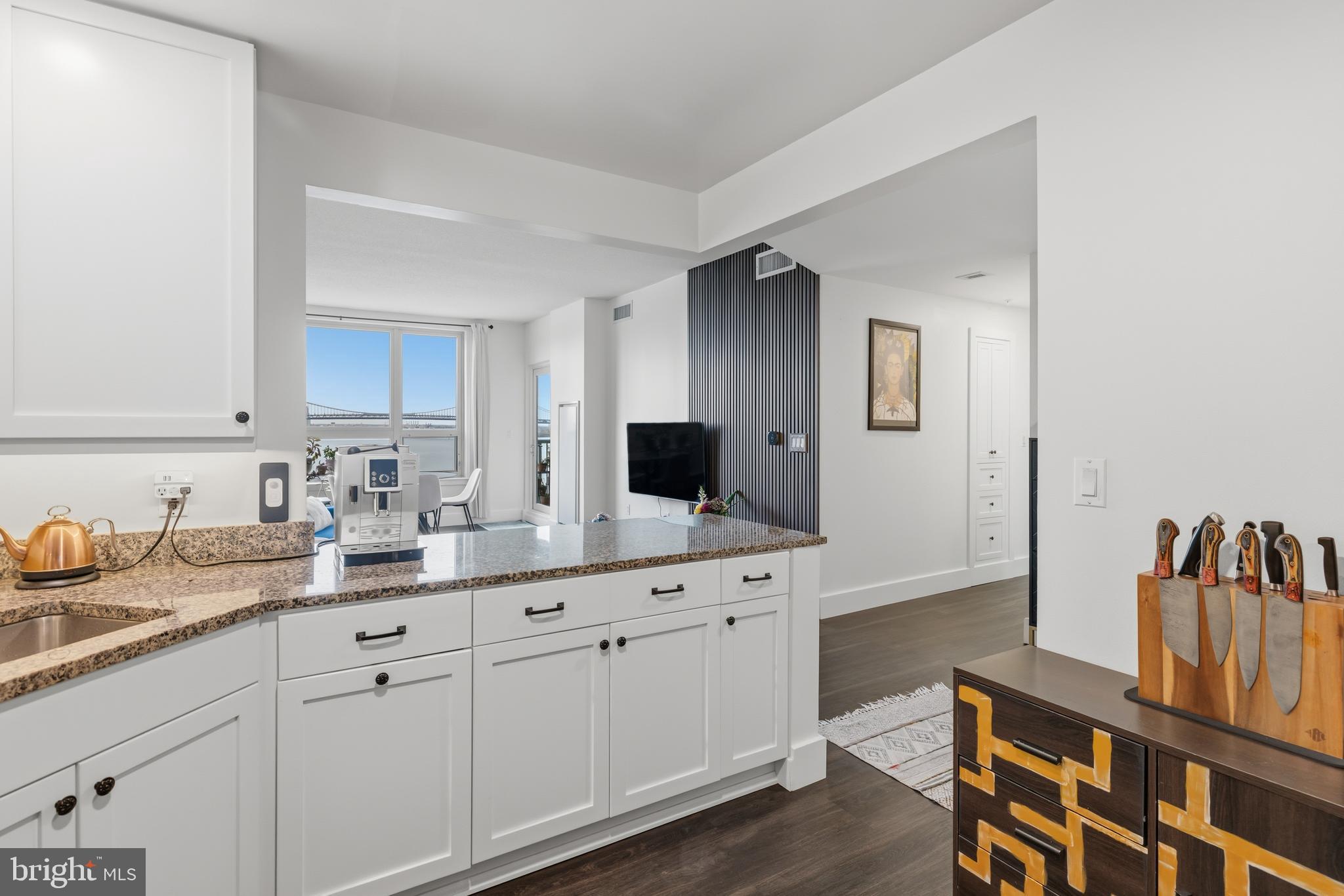 QUEEN VILLAGE - Residential