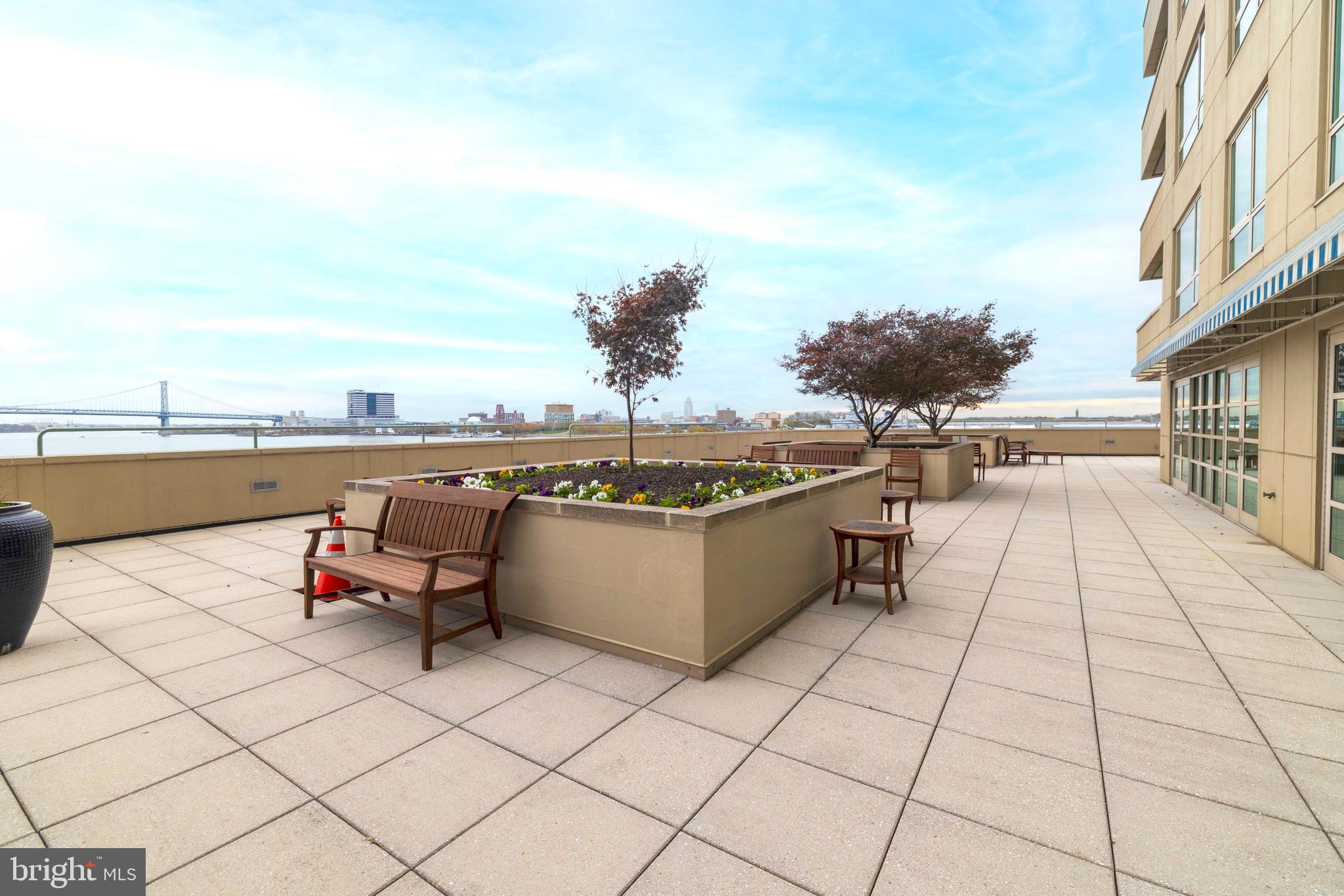 QUEEN VILLAGE - Residential