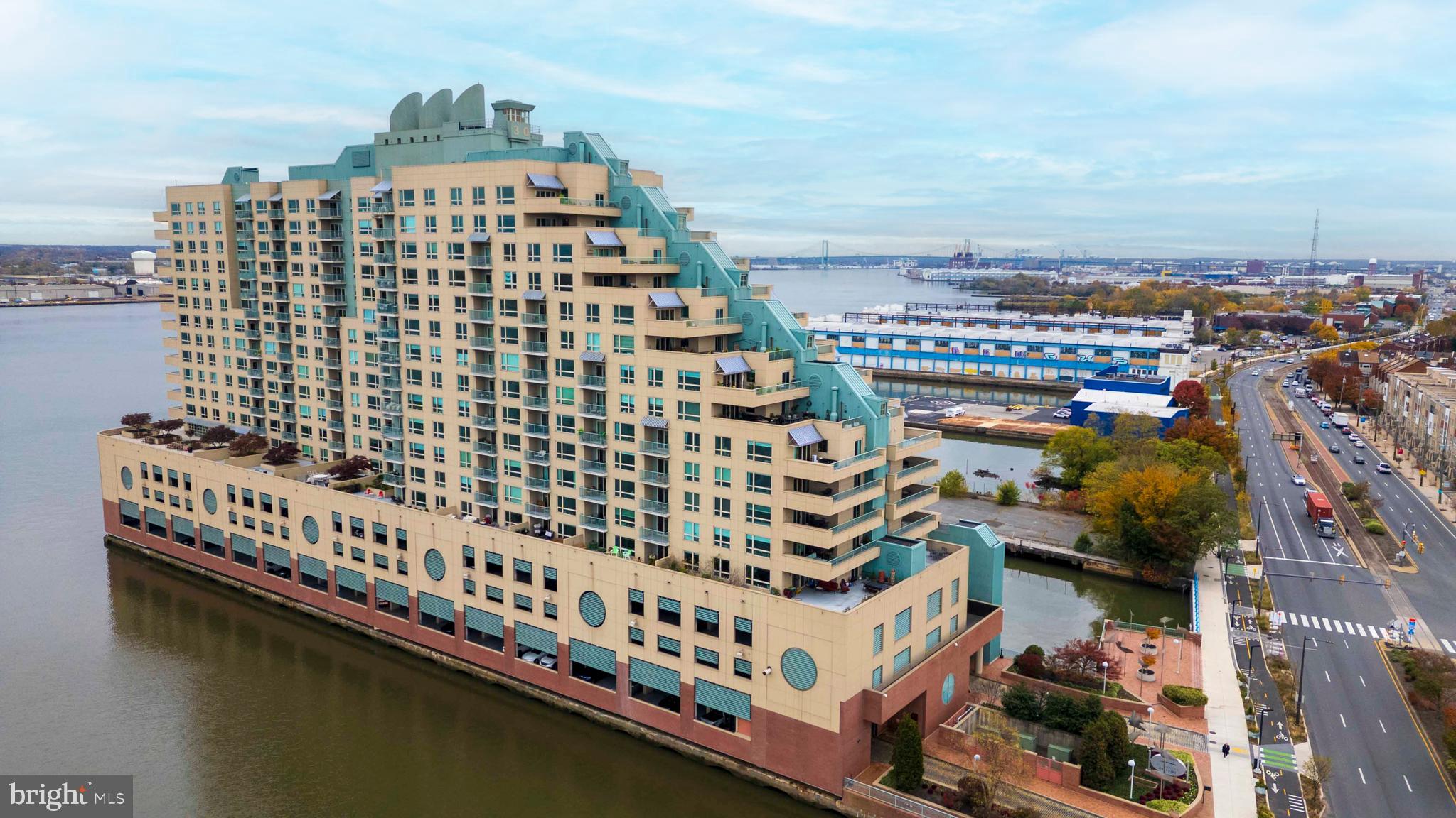 QUEEN VILLAGE - Residential