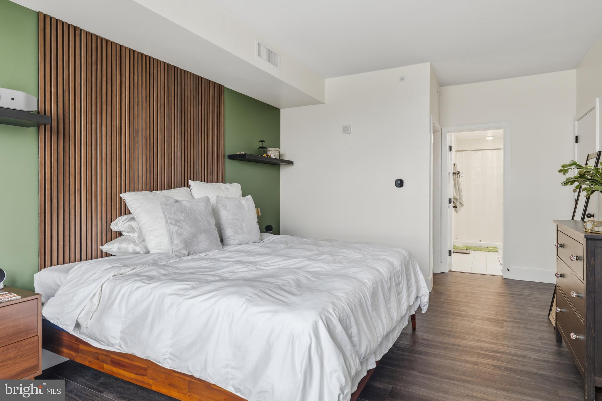 QUEEN VILLAGE - Residential