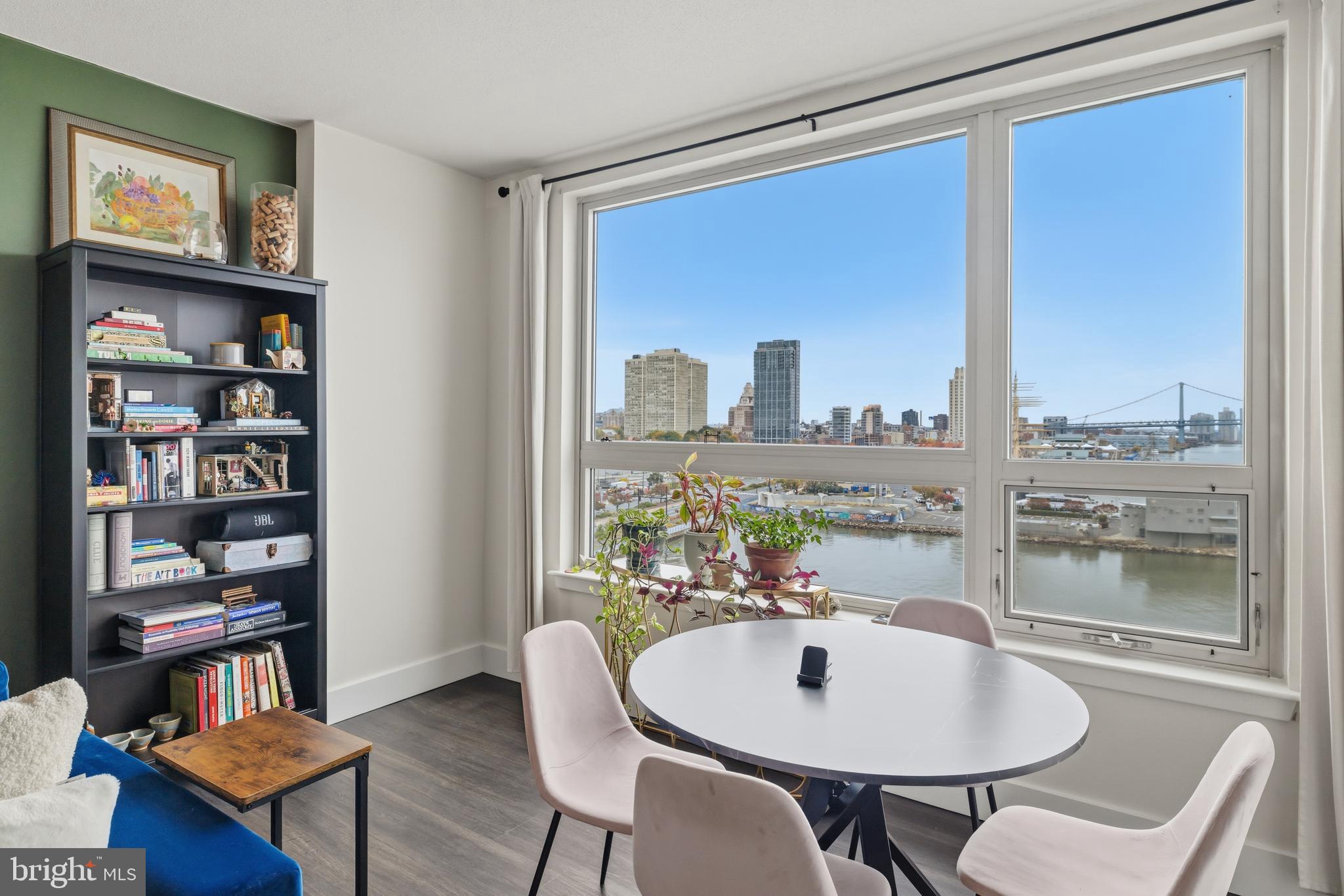 QUEEN VILLAGE - Residential