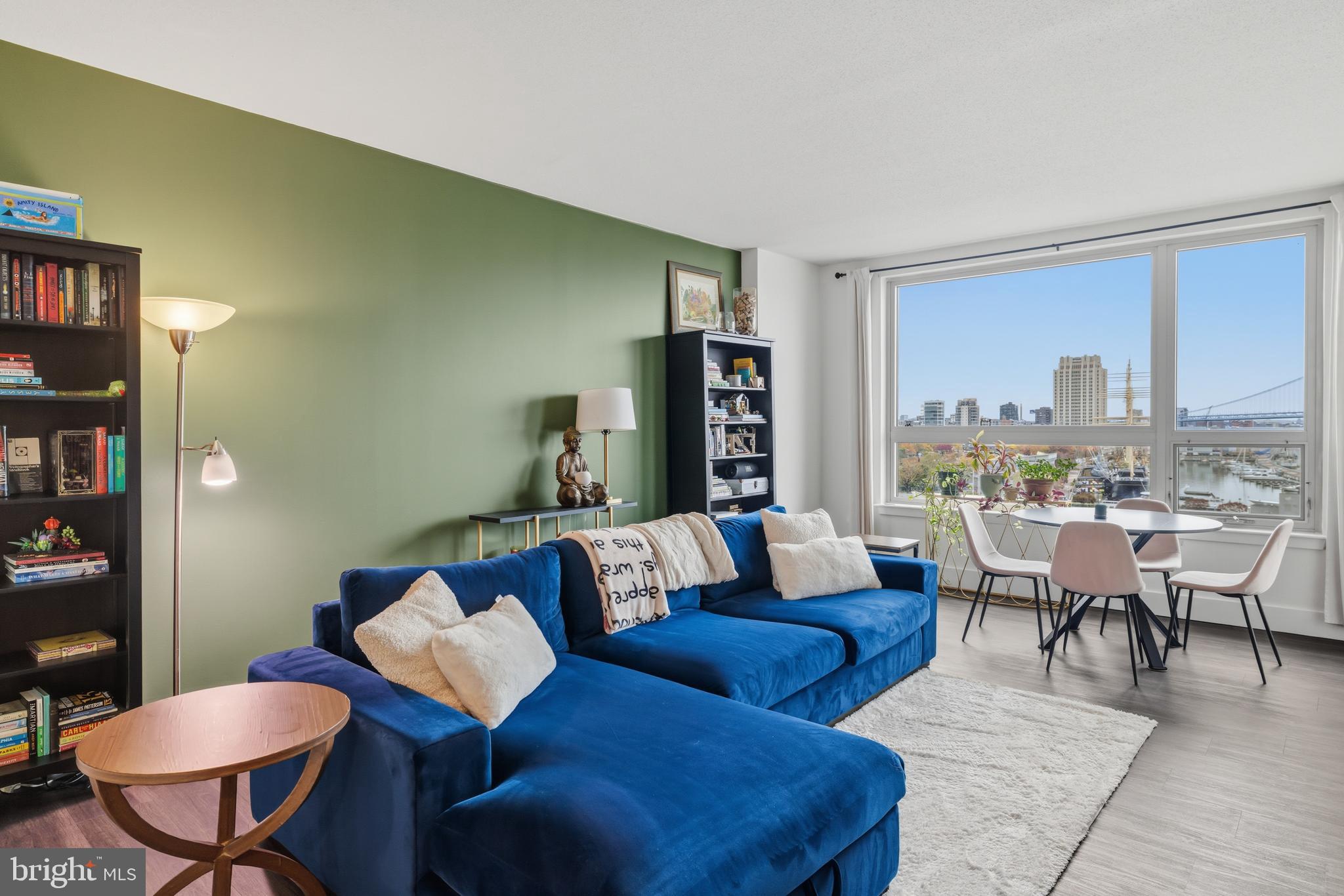 QUEEN VILLAGE - Residential