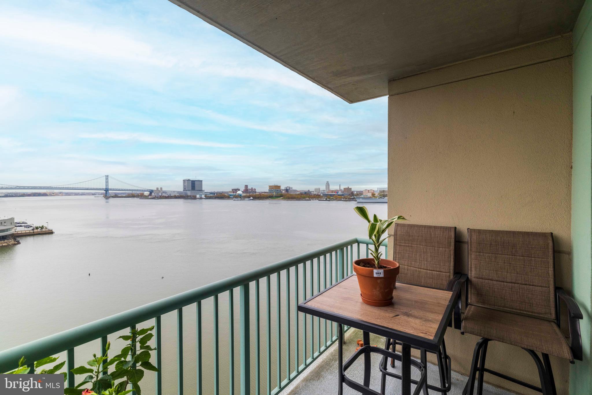 QUEEN VILLAGE - Residential