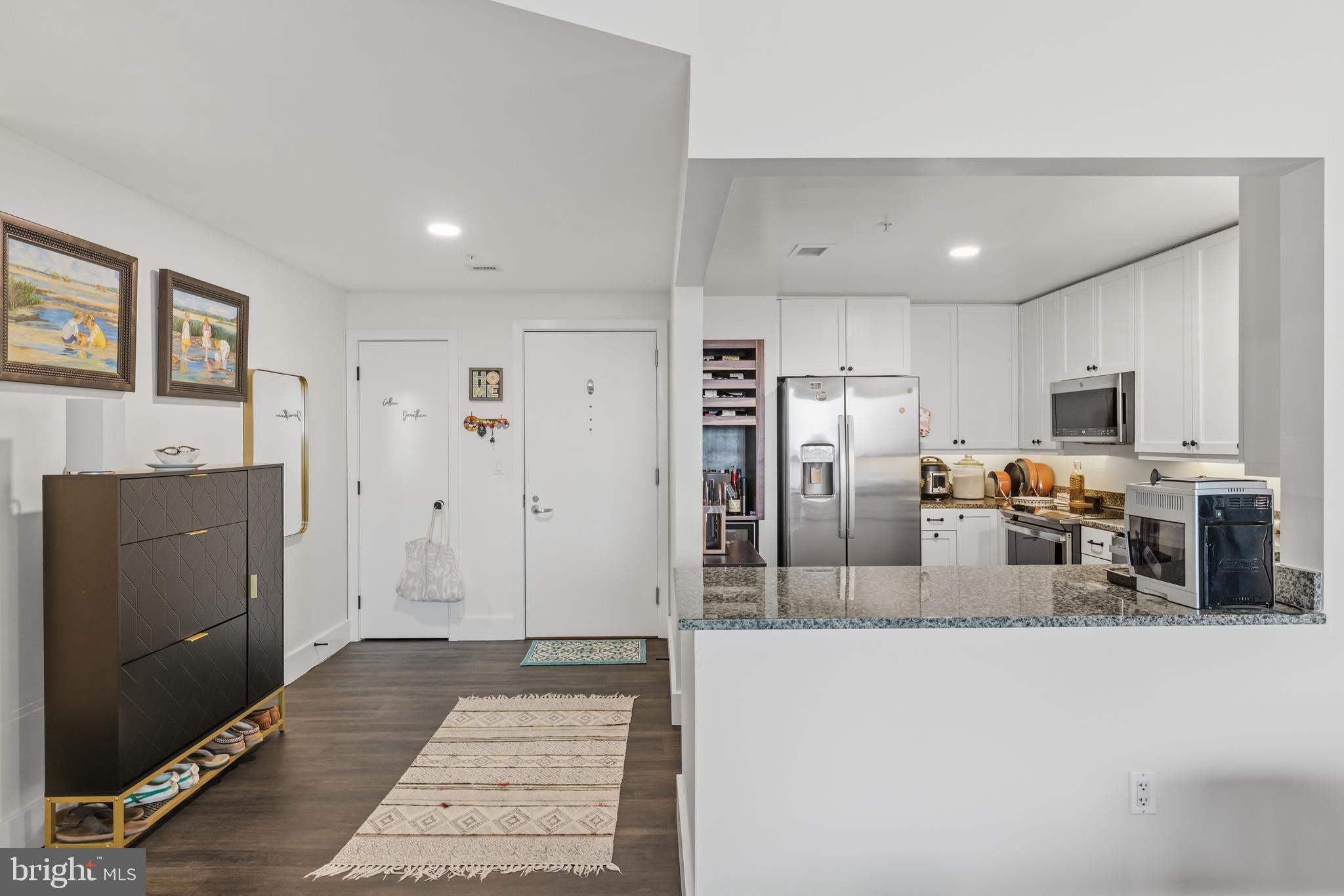 QUEEN VILLAGE - Residential