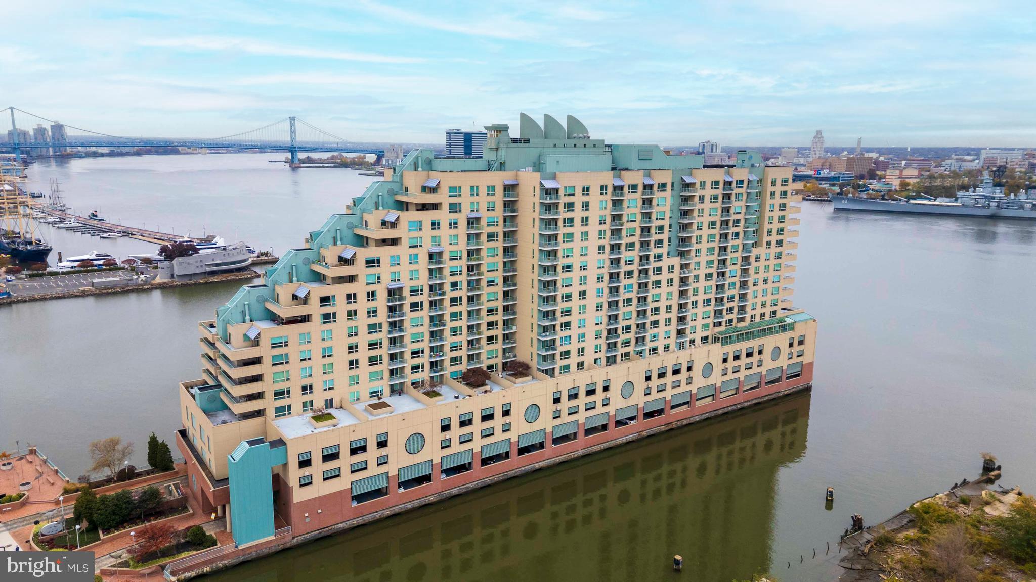 QUEEN VILLAGE - Residential