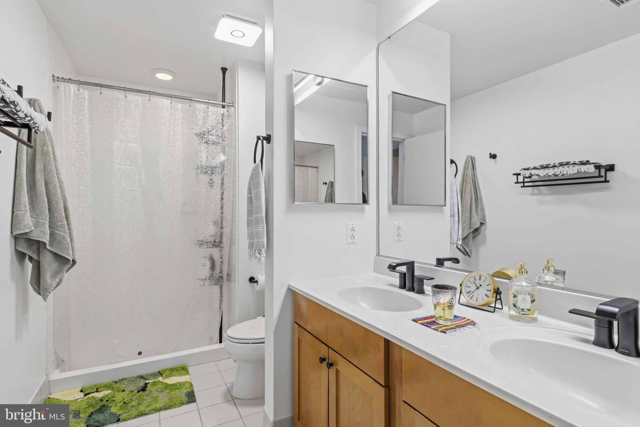 QUEEN VILLAGE - Residential