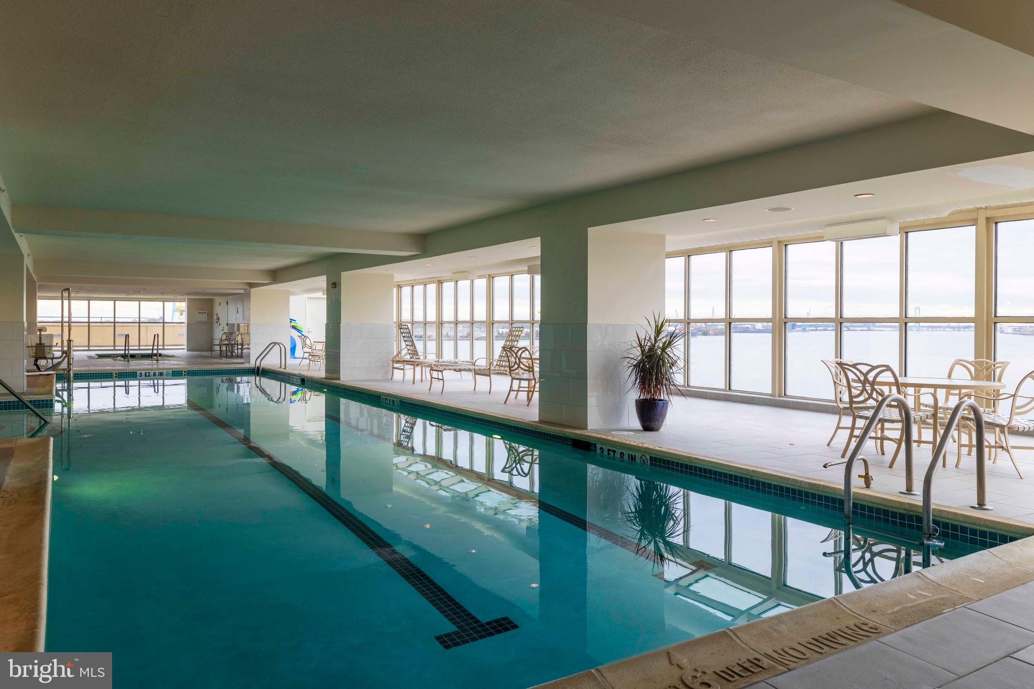 QUEEN VILLAGE - Residential