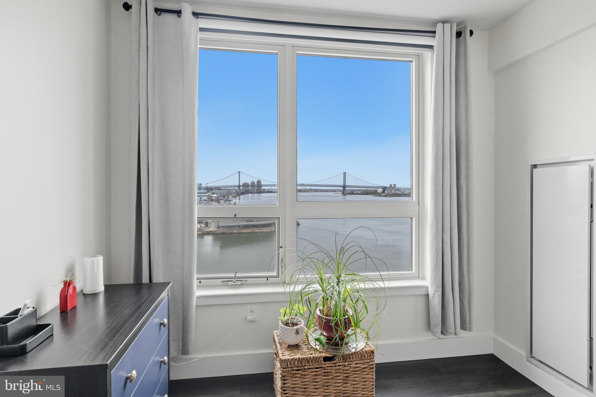 QUEEN VILLAGE - Residential