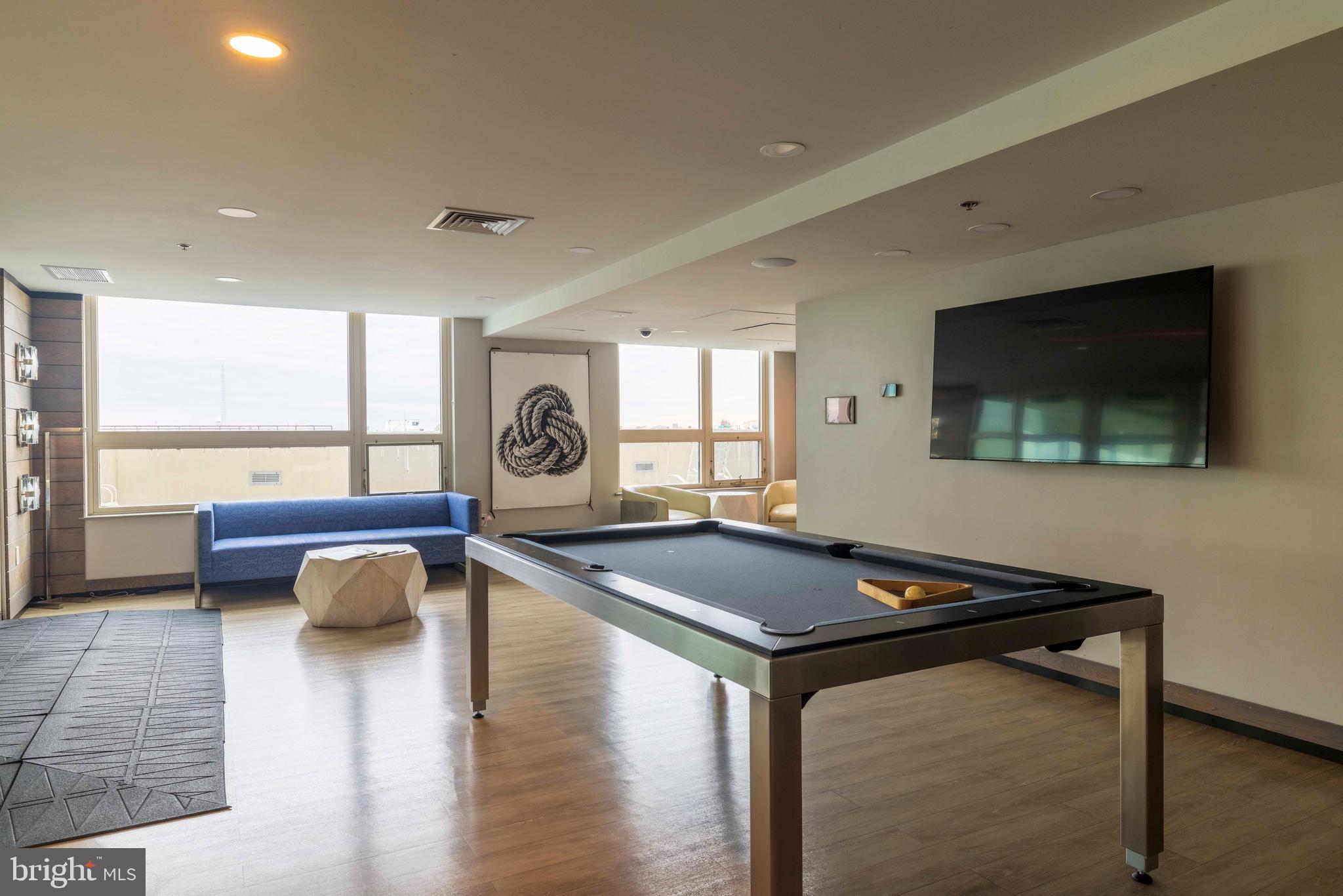 QUEEN VILLAGE - Residential