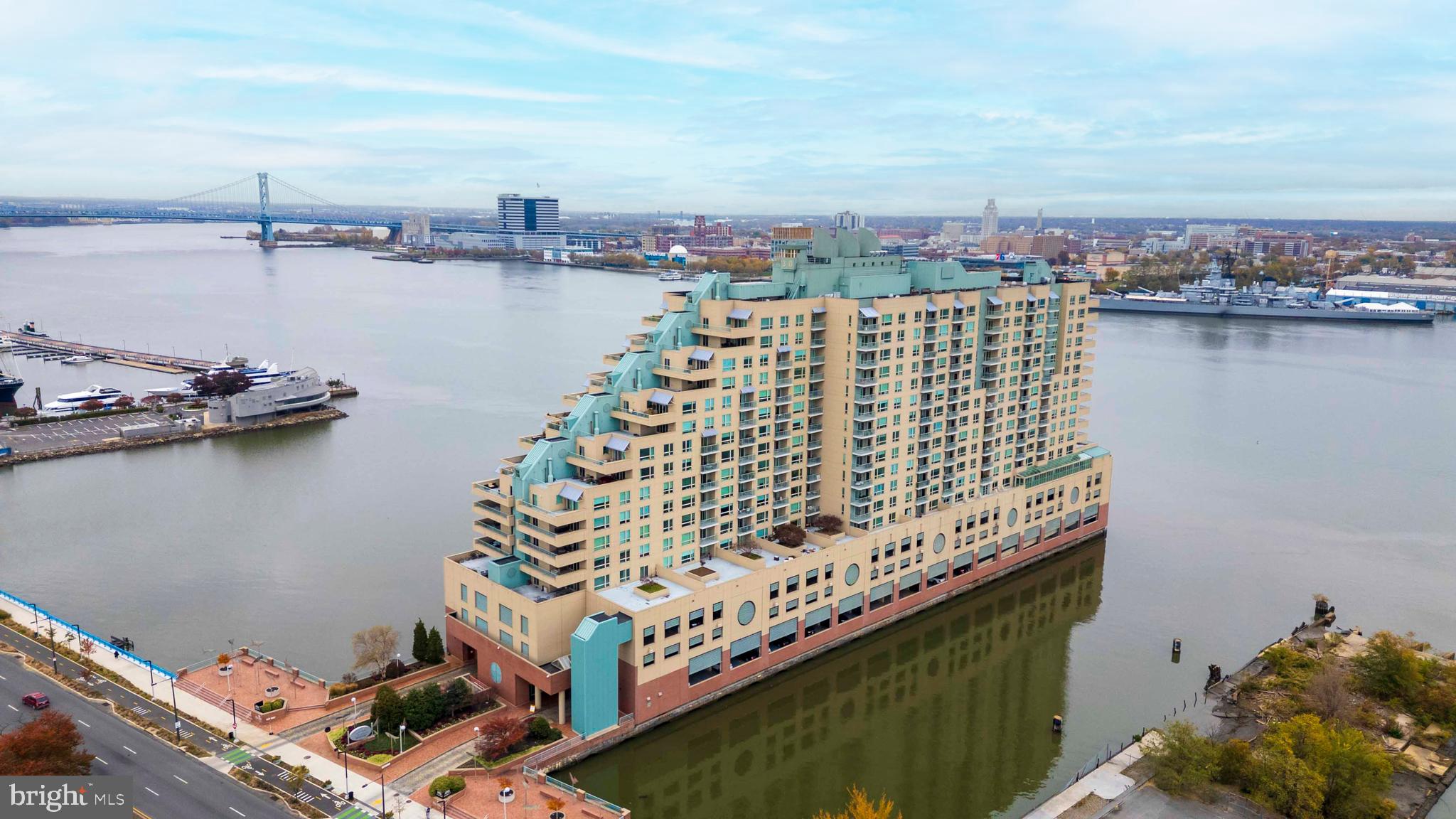 QUEEN VILLAGE - Residential