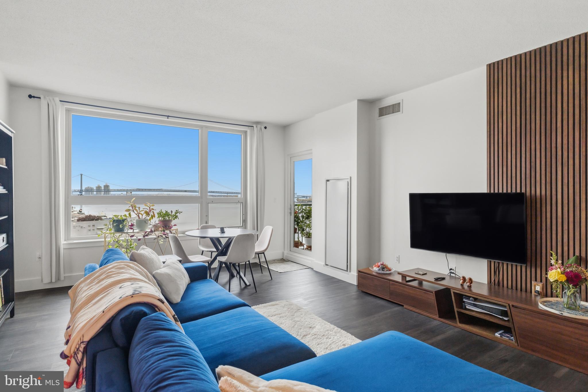 QUEEN VILLAGE - Residential