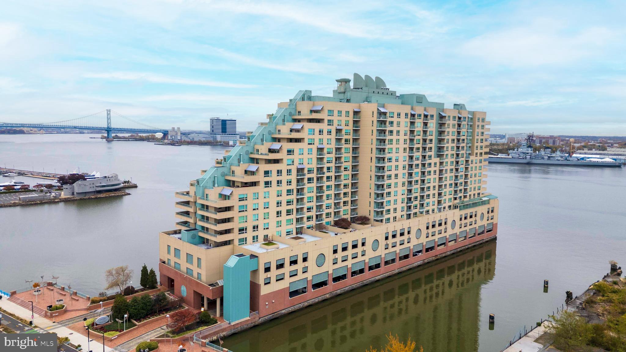 QUEEN VILLAGE - Residential