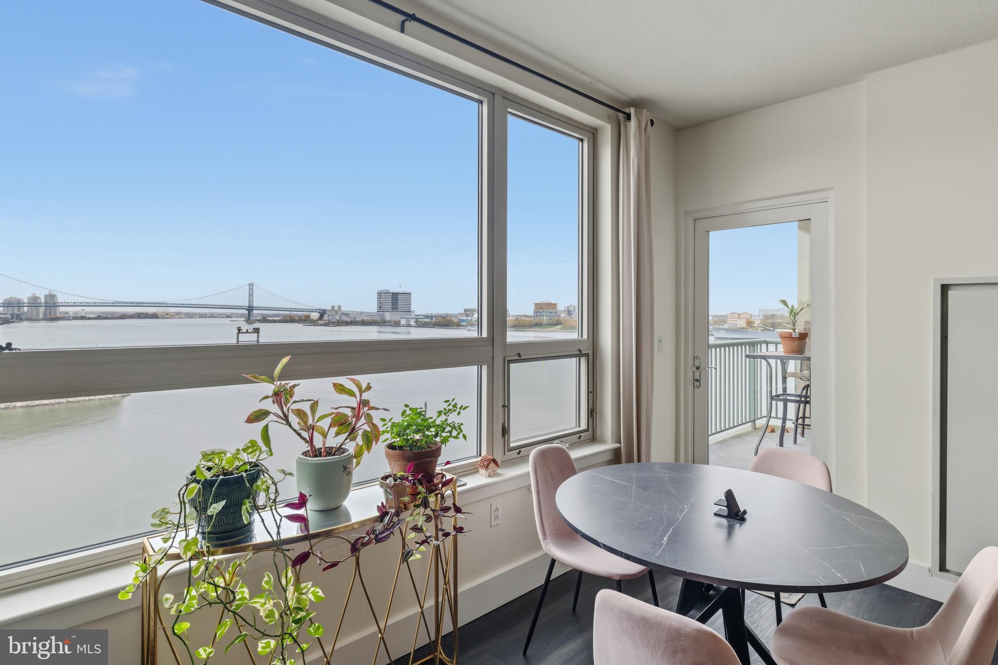 QUEEN VILLAGE - Residential