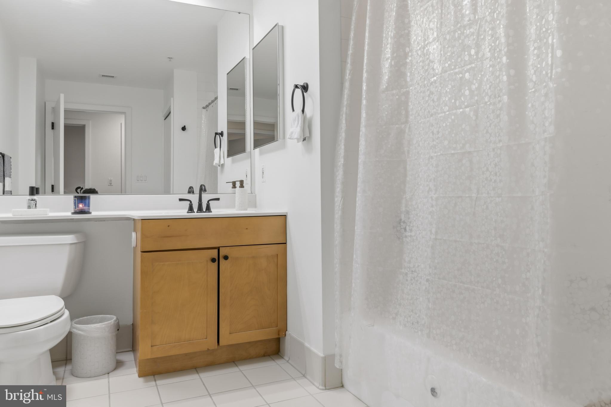 QUEEN VILLAGE - Residential