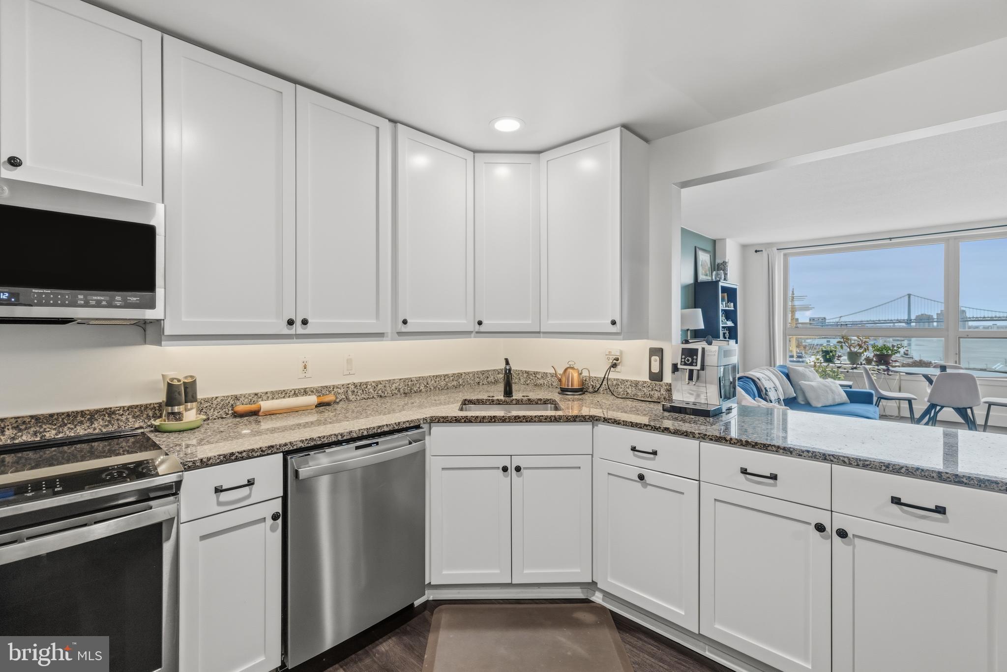 QUEEN VILLAGE - Residential