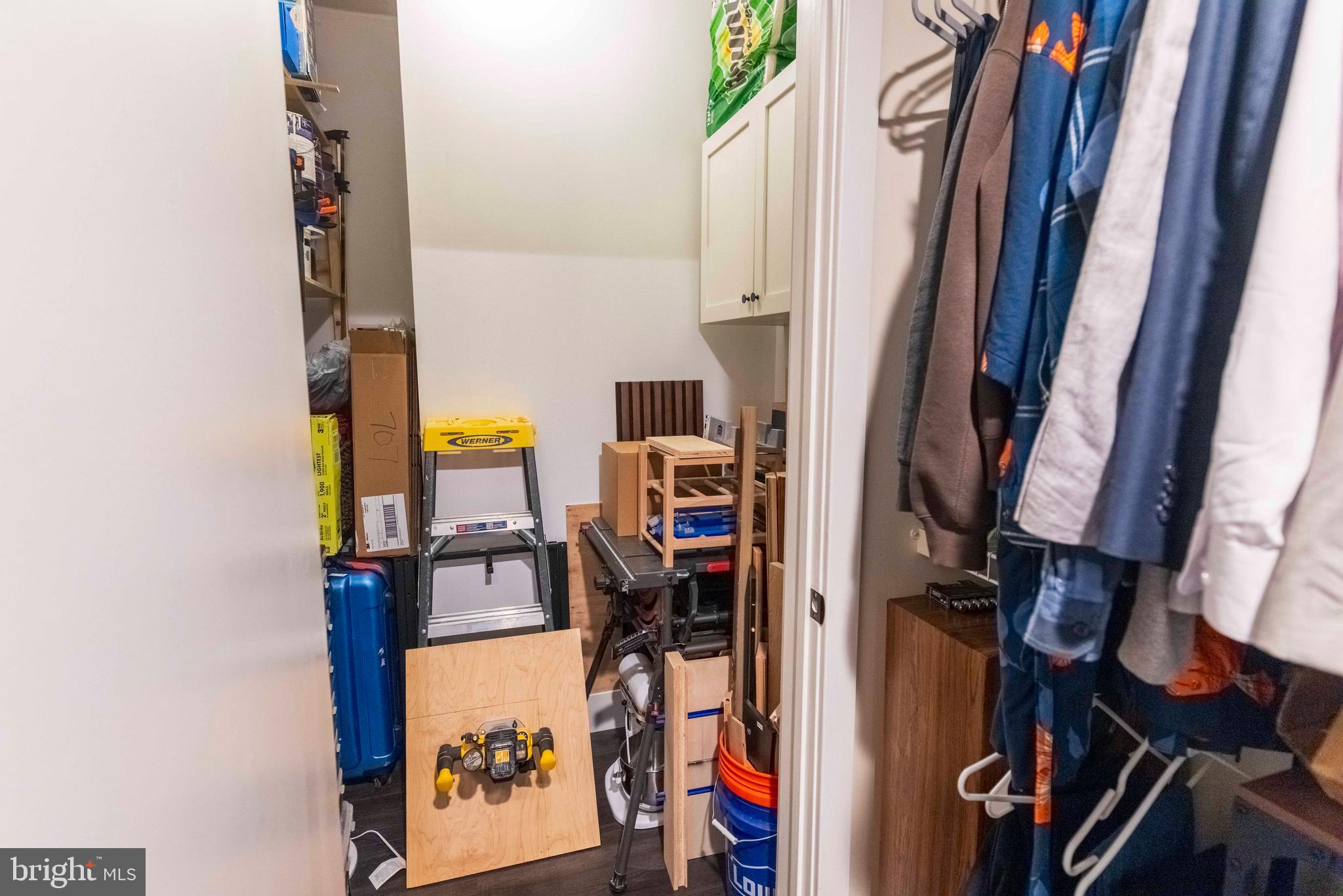 QUEEN VILLAGE - Residential