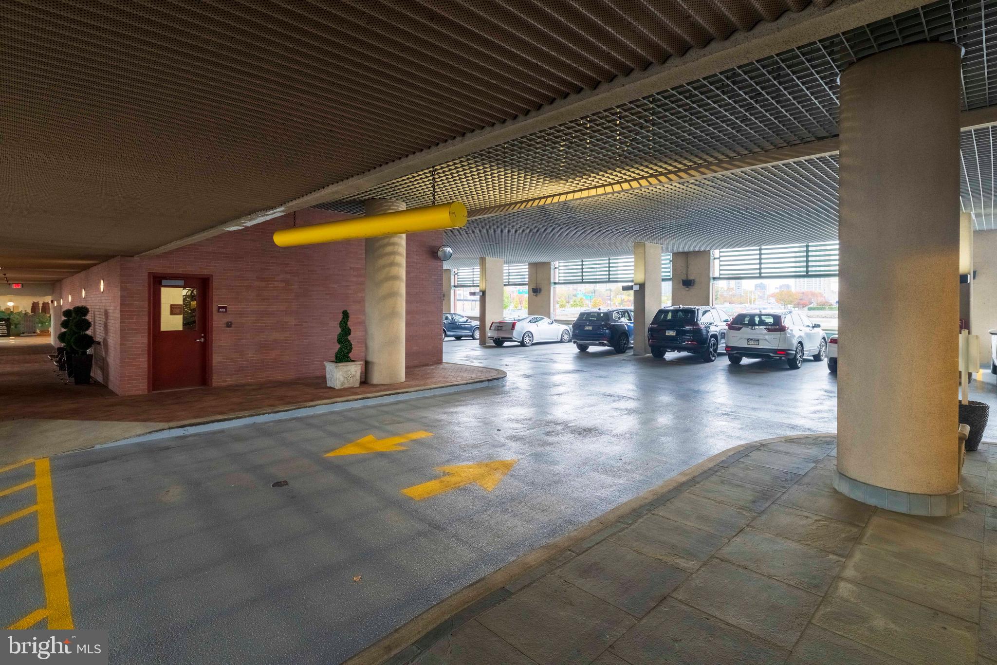 QUEEN VILLAGE - Residential