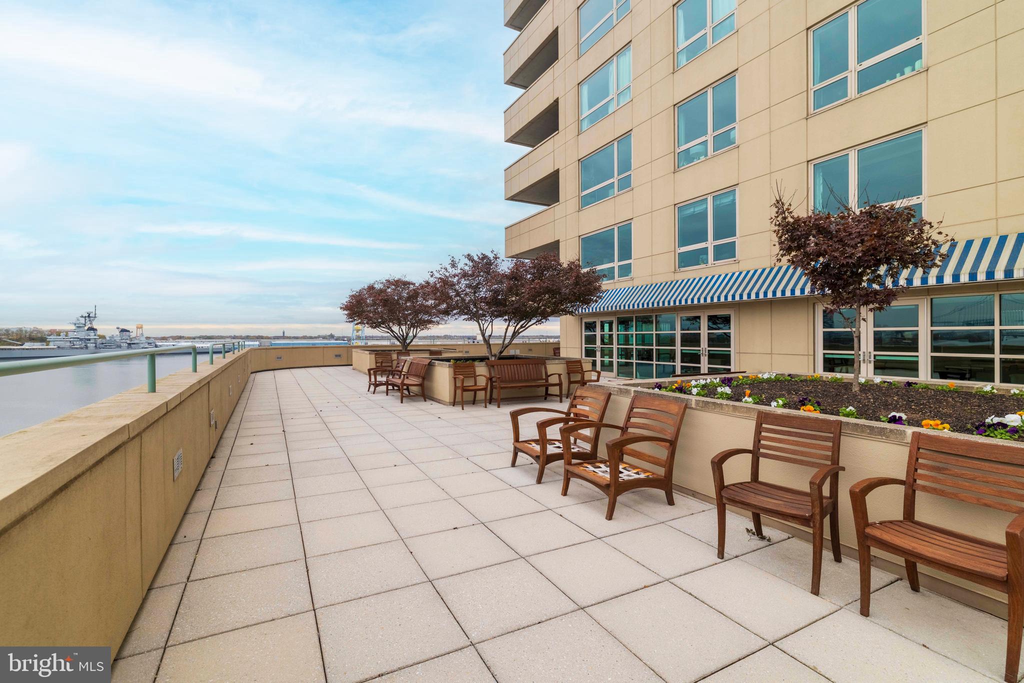 QUEEN VILLAGE - Residential