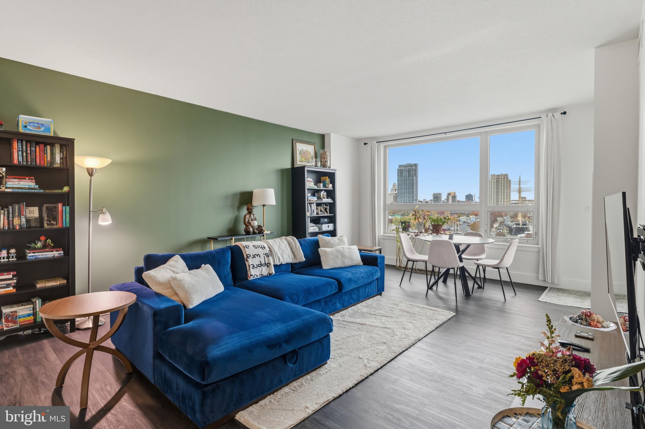 QUEEN VILLAGE - Residential