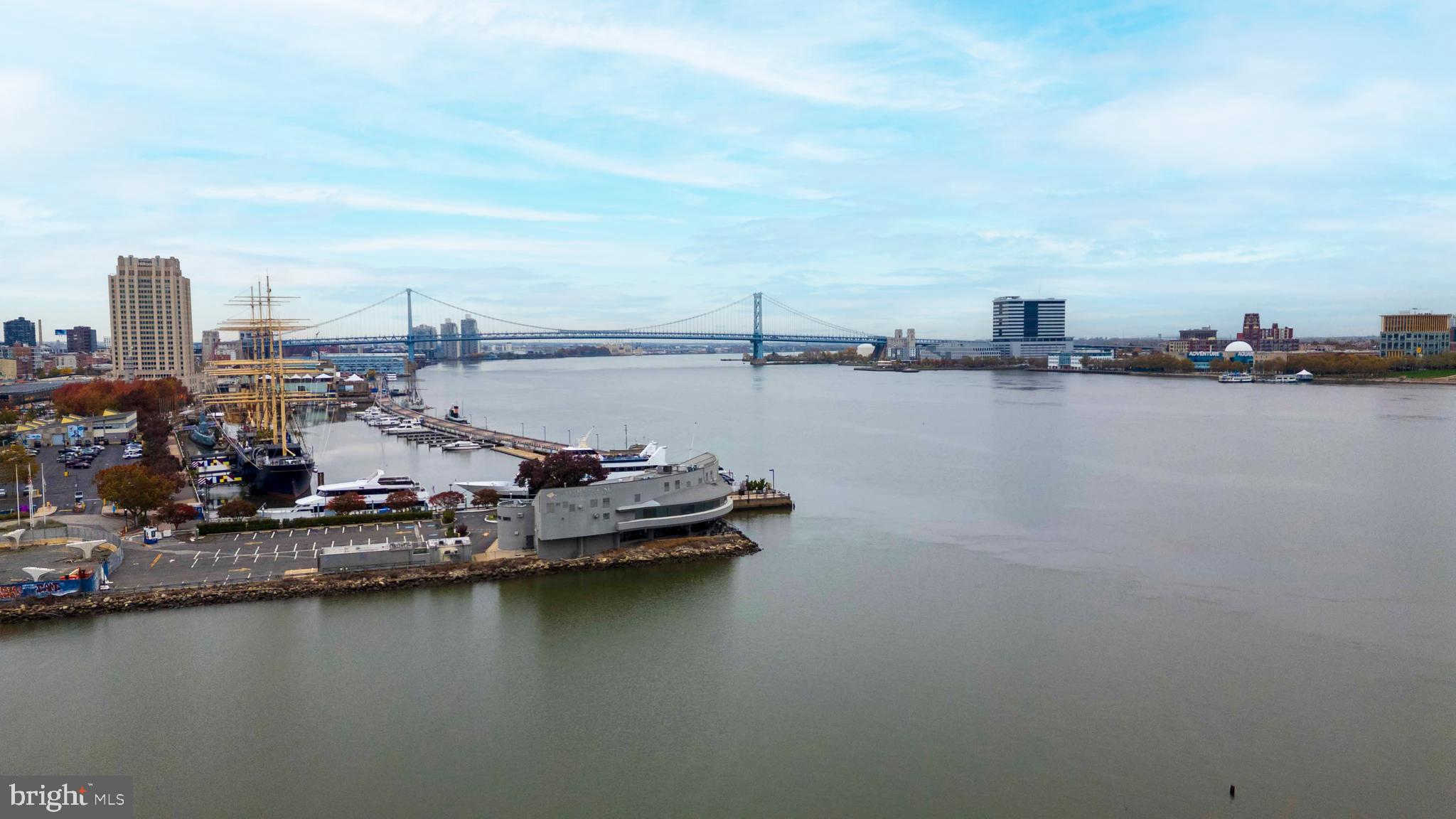 QUEEN VILLAGE - Residential