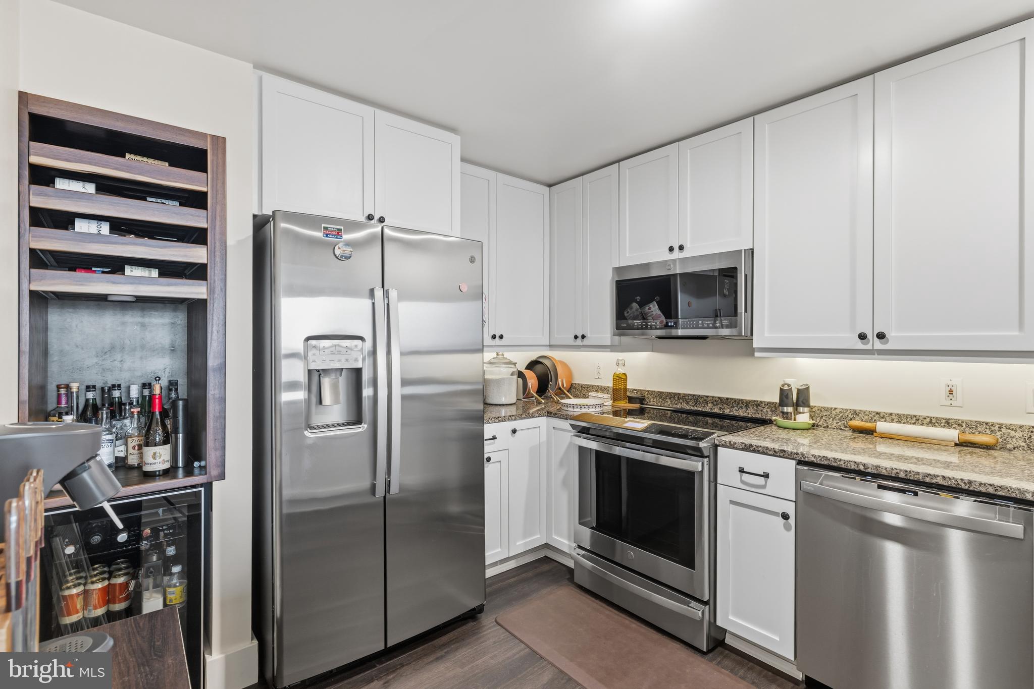 QUEEN VILLAGE - Residential