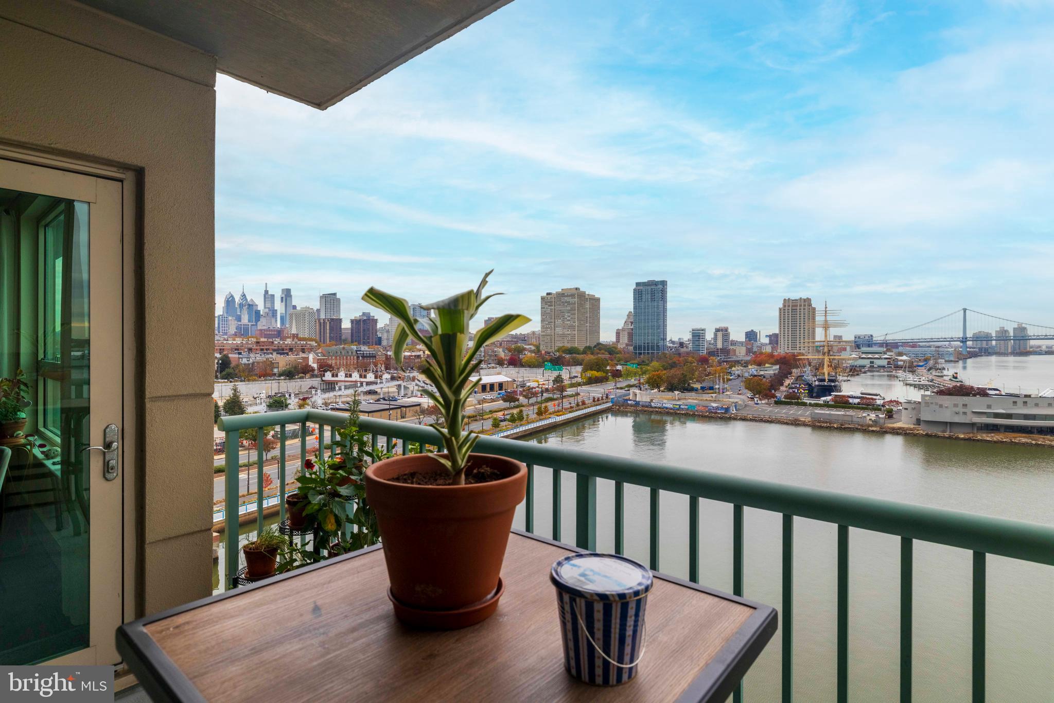 QUEEN VILLAGE - Residential