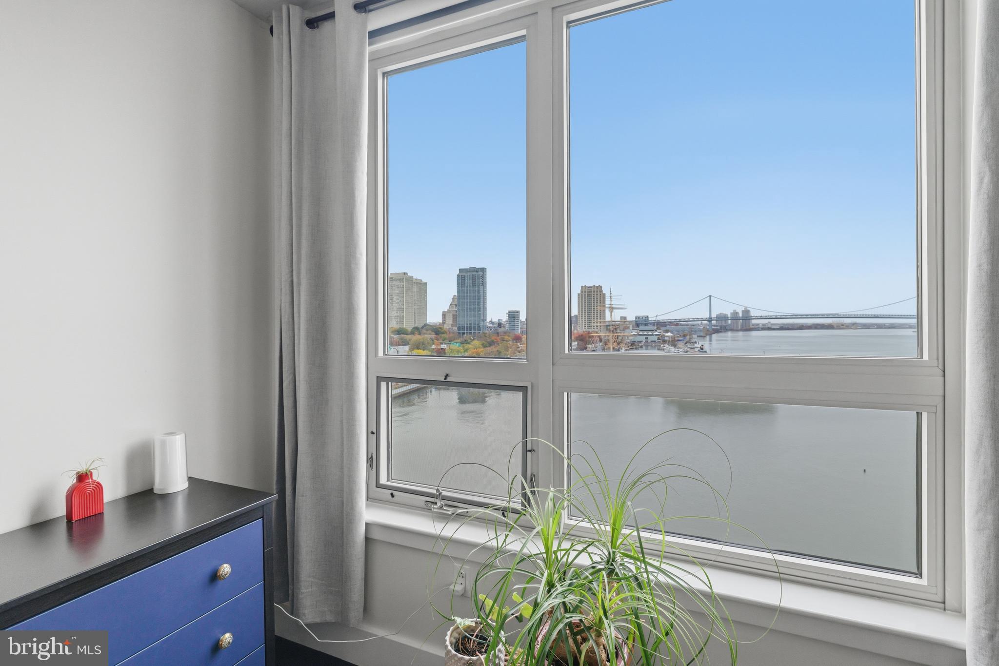 QUEEN VILLAGE - Residential