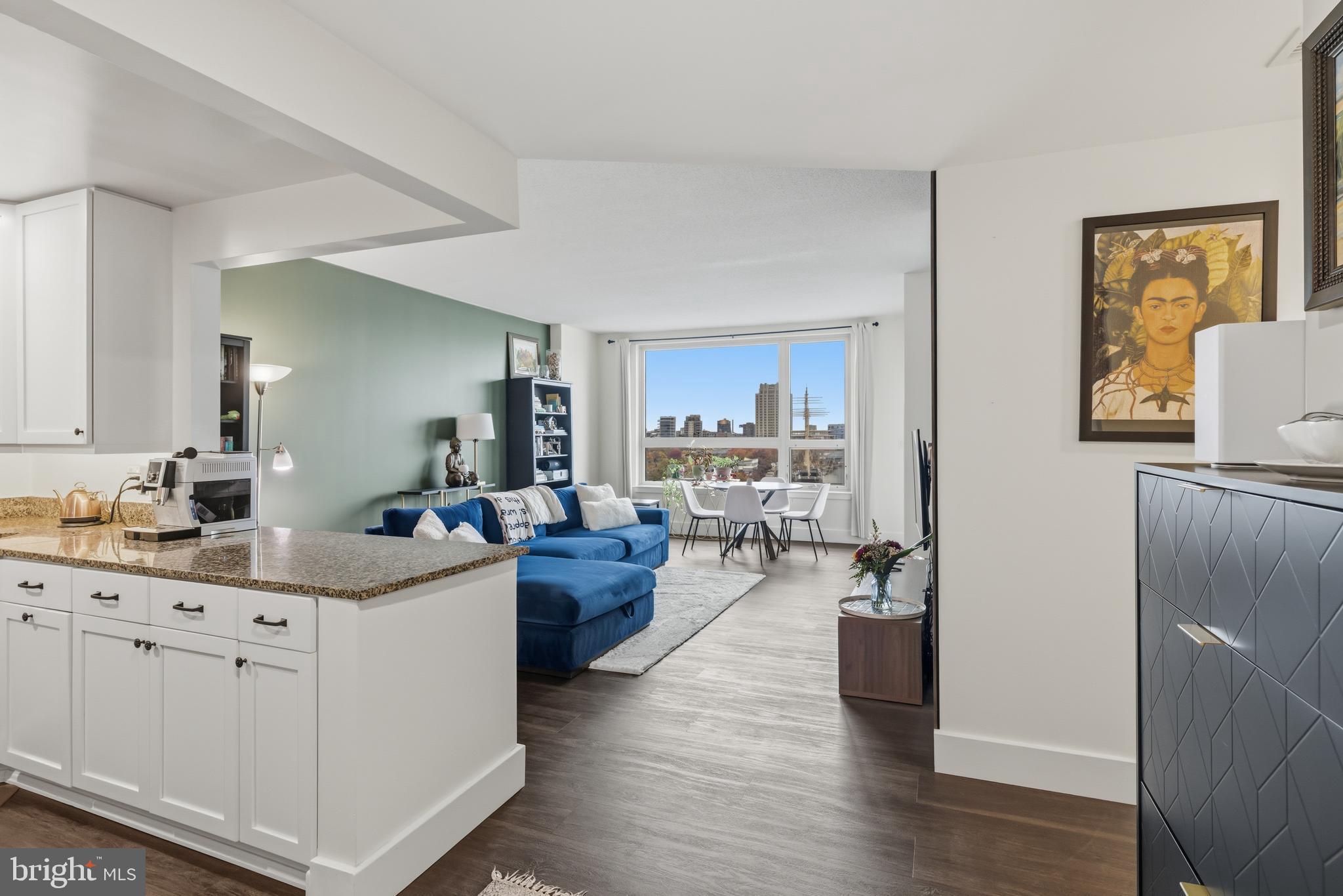 QUEEN VILLAGE - Residential