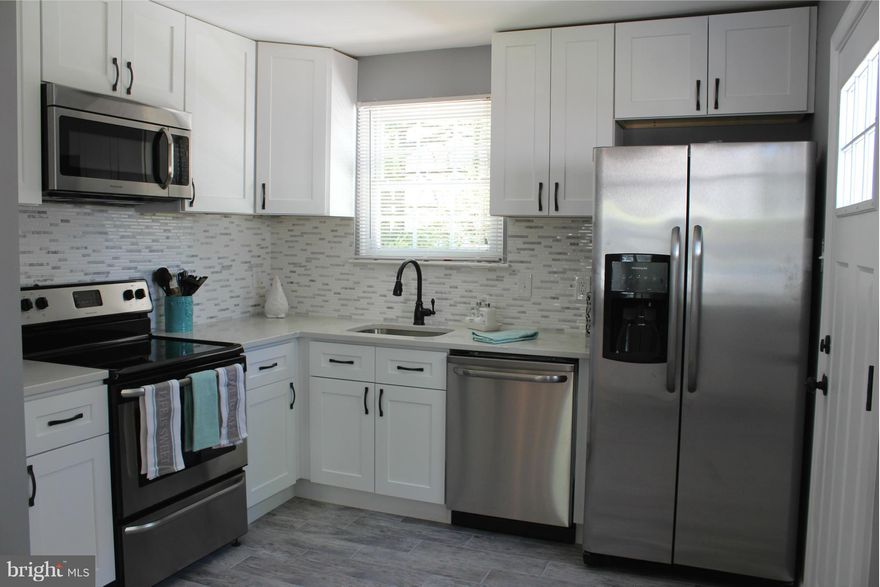 Beautifully rehabbed duplex in desirable location! 2bdrms, 1 bath. Gourmet eat in kitchen with QUARTZ countertops, SS appliances and custom backsplash with separate quartz breakfast bar. Spacious bathroom with custom tile in tub and floor. Plenty of parking and nice level yard! NEW ROOF! A PERFECT 10 for first time buyers or those looking to downsize to one level living!