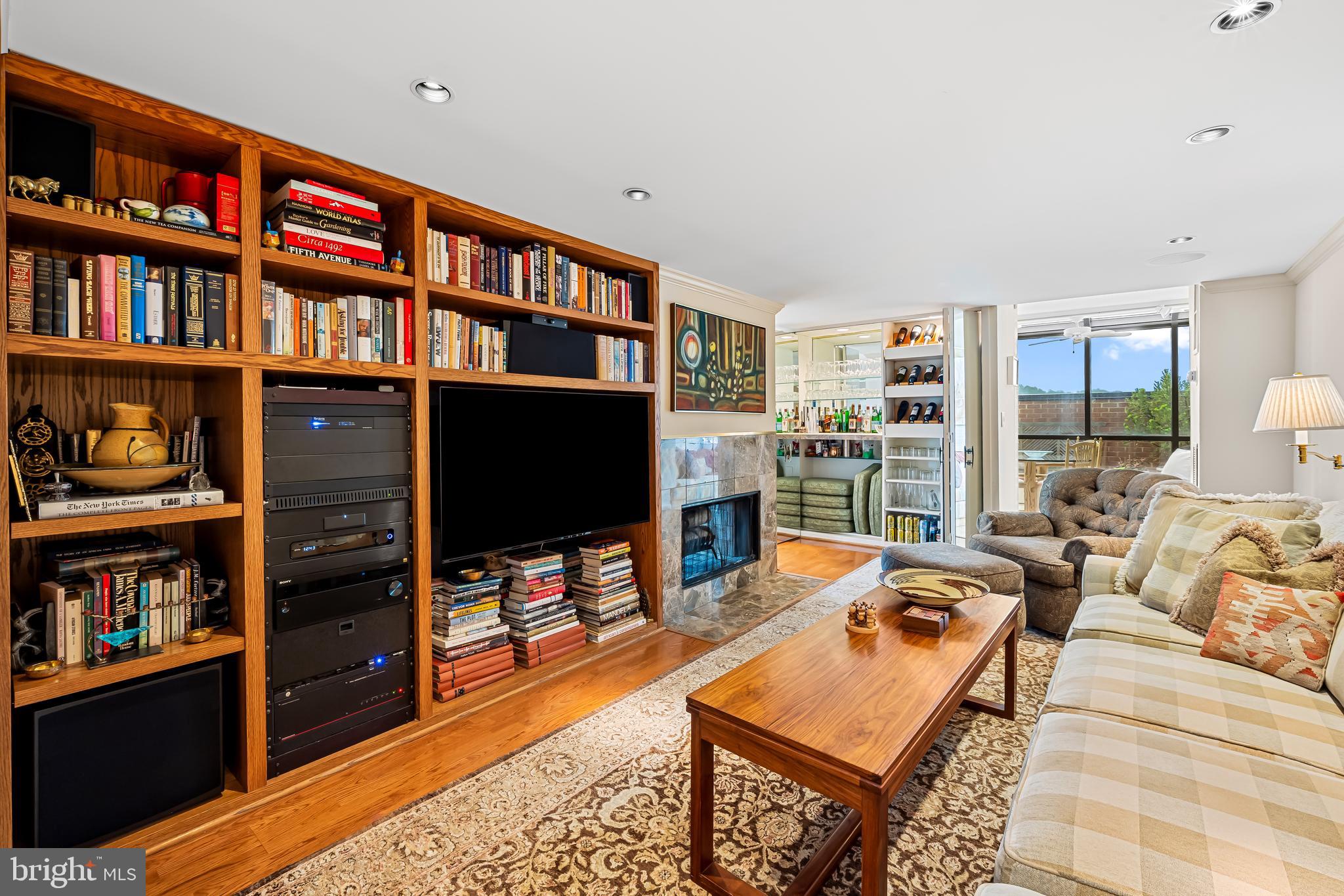 HARPER HOUSE CONDOMINIUMS - Residential