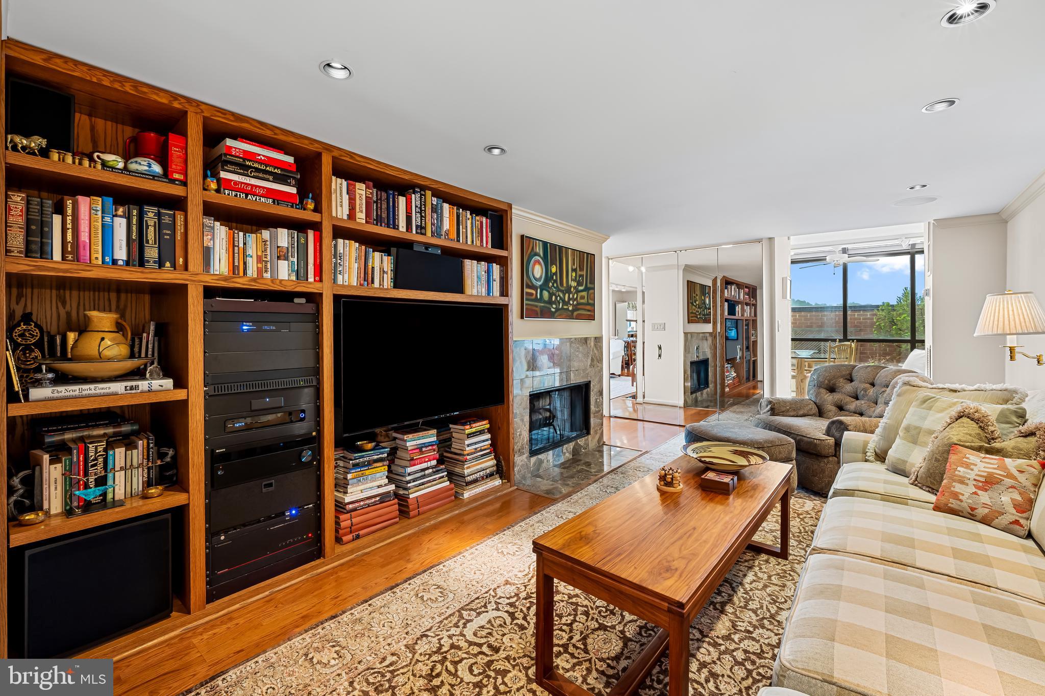 HARPER HOUSE CONDOMINIUMS - Residential