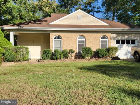 Photo of 19105 Wayne Drive, TRIANGLE, VA 22172 (MLS # VAPW2131174)