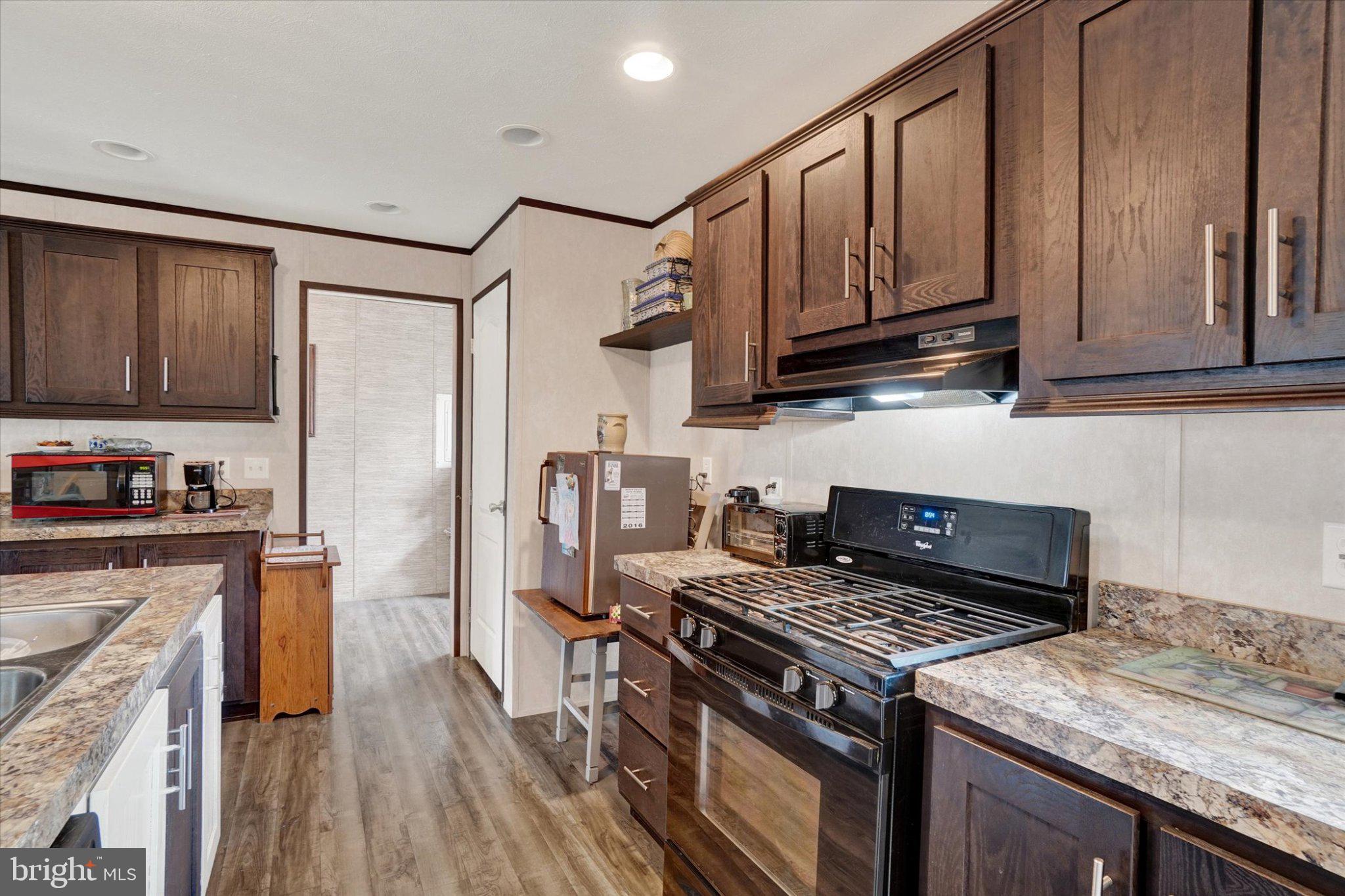 ROLLING HILLS ESTATES - Residential