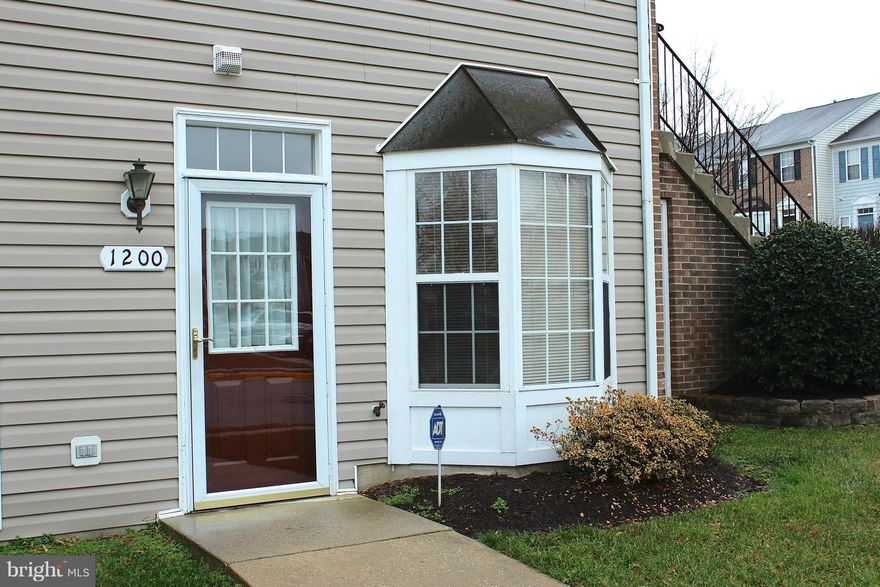 BRIGHT, CLEAN, & MOVE-IN READY! ONE LEVEL CONDO, 2BED/2BATH WITH BRICK PATIO AND GAS FIREPLACE.  ALL NEW APPLIANCES & CARPETING!  AMENITIES GALORE IN THE WONDERFUL NANTUCKET MEWS COMMUNITY! EASY CONVENIENCE TO SHOPPING, RECREATION, DOCTOR OFFICES, RESTAURANTS, & COMMUTE TO BALT/DC/ANNAPOLIS!